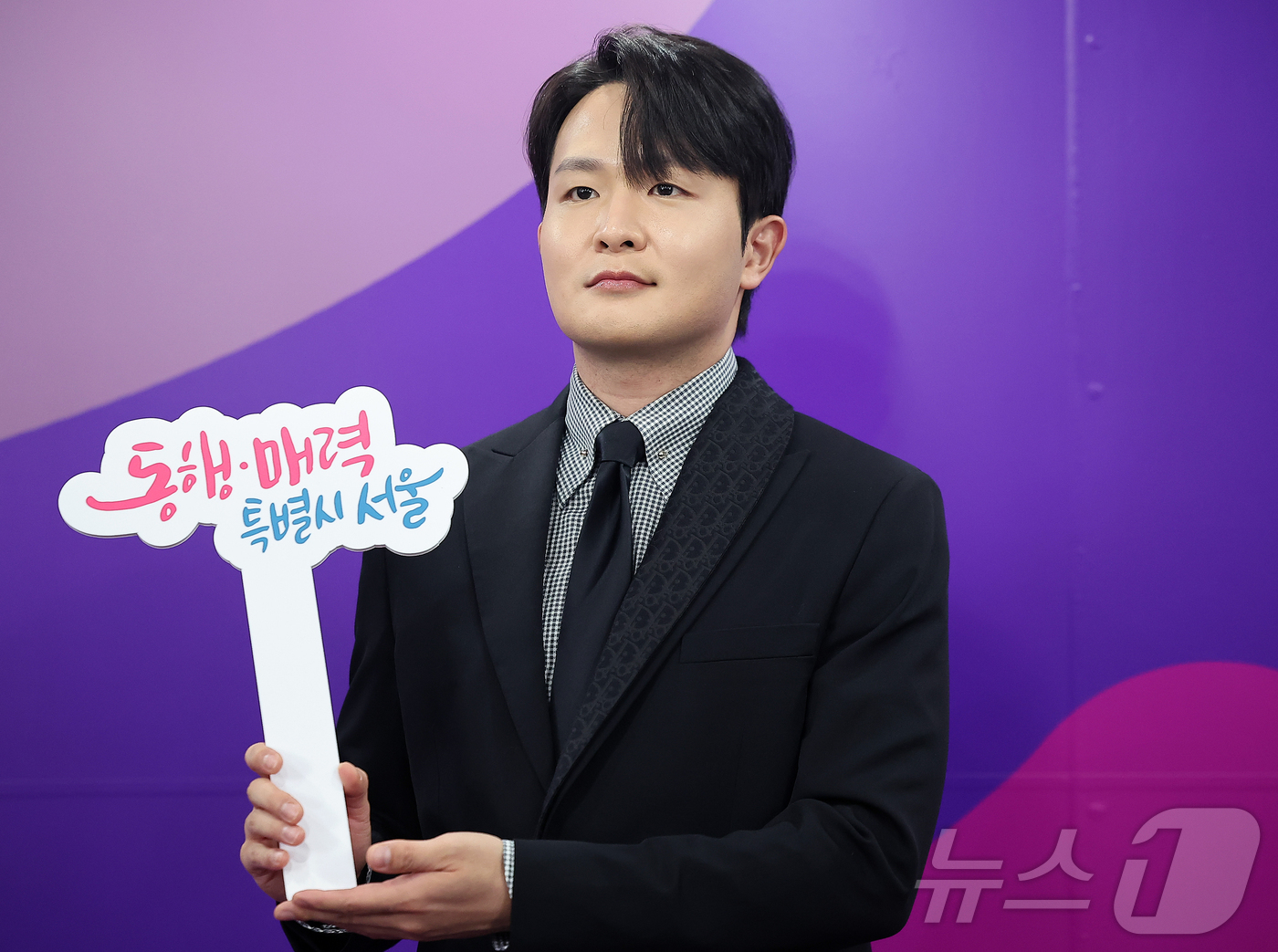 (서울=뉴스1) 김진환 기자 = 피아니스트 선우예권이 17일 오전 서울특별시청에서 열린 ‘2025 서울특별시 홍보대사 위촉식’에서 포즈를 취하고 있다. 2025.6.17/뉴스1