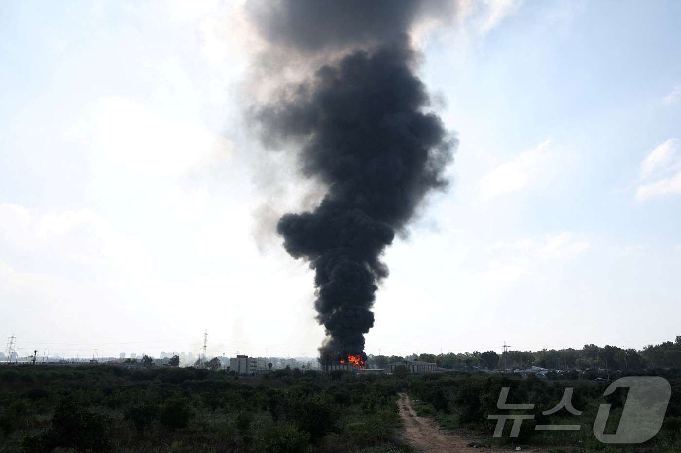 (헤르츨리야 로이터=뉴스1) 최종일 선임기자 = 17일(현지시간) 이란의 미사일 공격 이후 이스라엘 중부 해안 도시 헤르츨리야에서 검은 연기가 피어오르고 있다. 2025.06.17 …