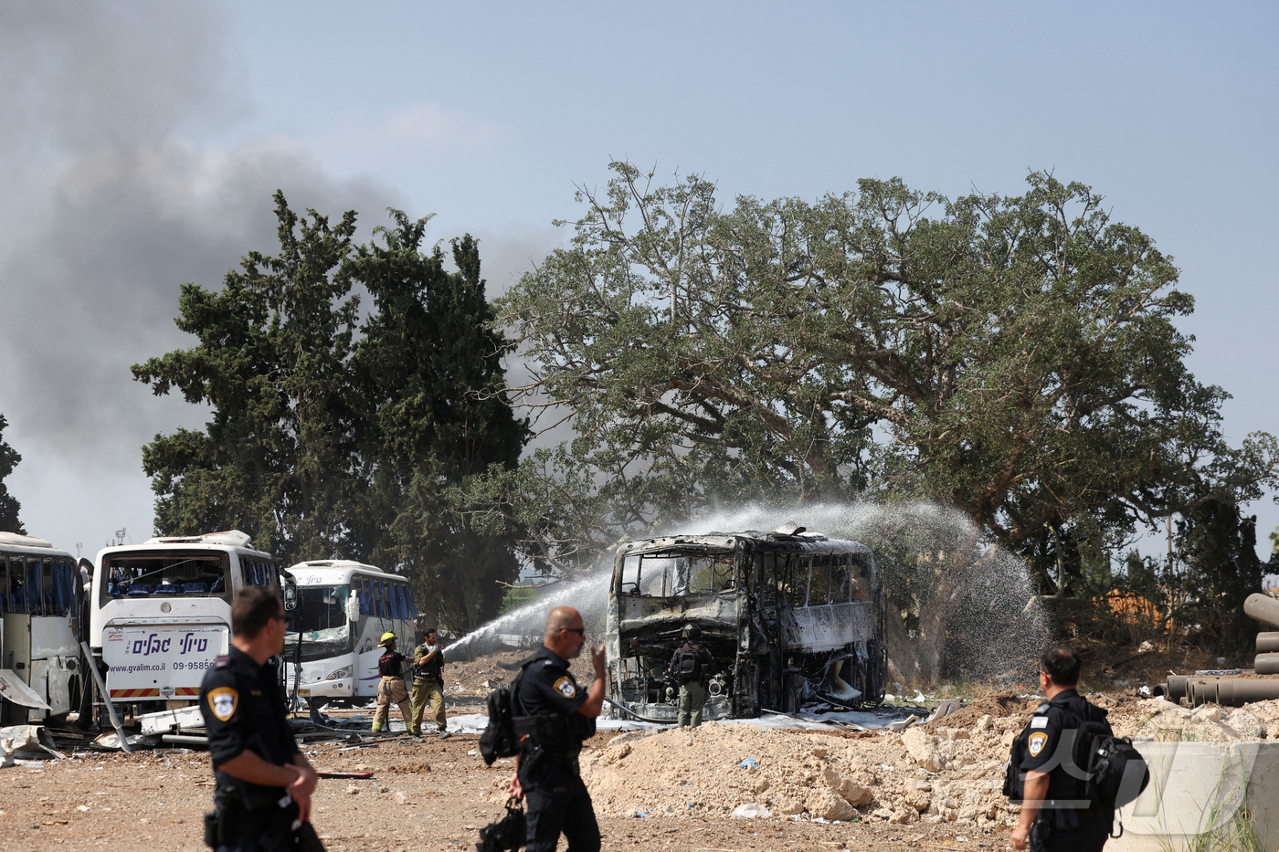 (헤르츨리야 로이터=뉴스1) 최종일 선임기자 = 17일(현지시간) 이스라엘 중부 해안 도시 헤르츨리야에서 소방관들이 이란 미사일 공격으로 발생한 버스 화재를 진압하고 있다. 202 …