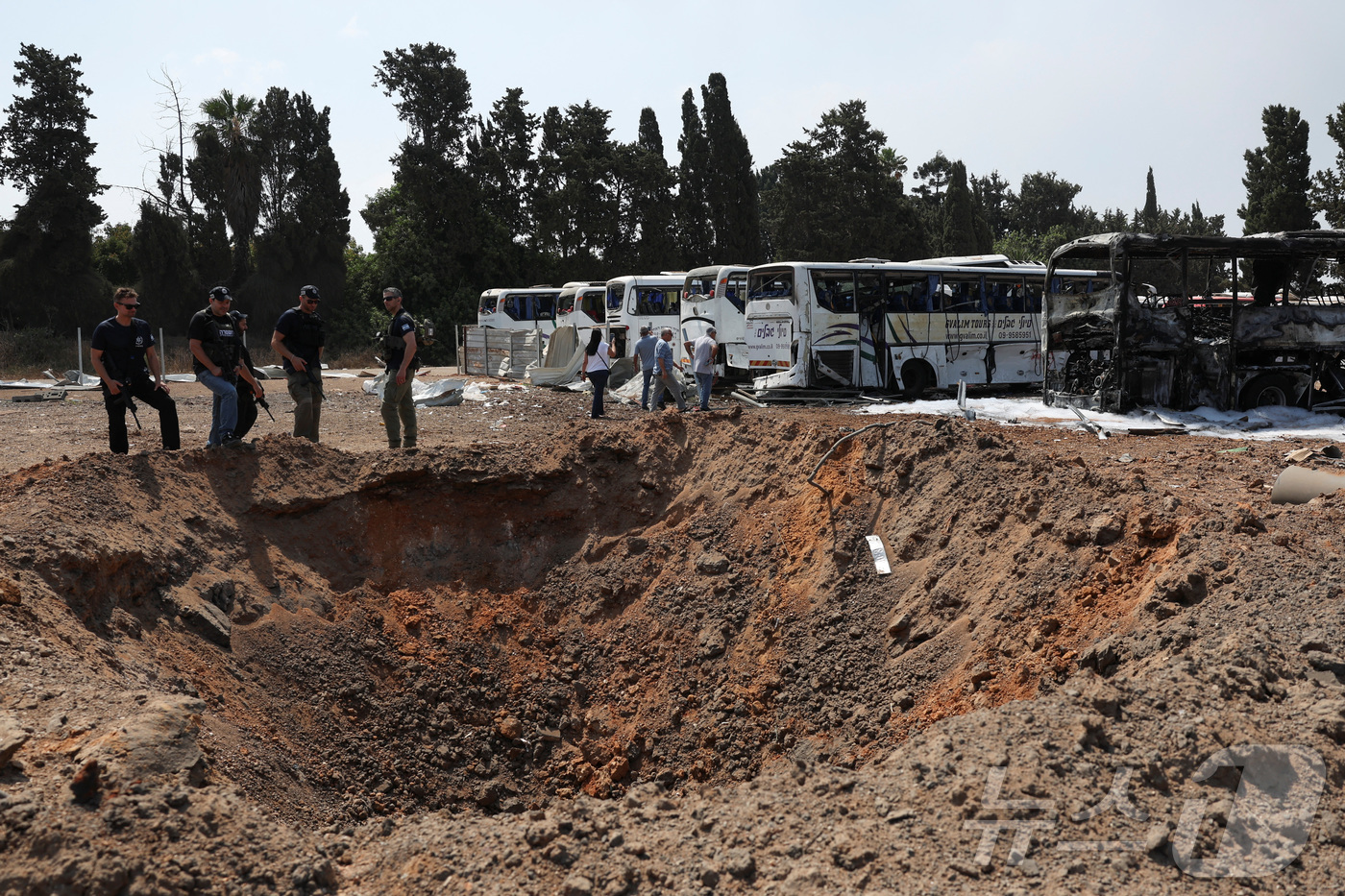 (헤르츨리야 로이터=뉴스1) 김경민 기자 = 경찰관들이 이스라엘 중부 연안도시인 헤르츨리야에서 이란의 미사일 공격을 당한 현장을 살펴보고 있다. 2025.6.17ⓒ 로이터=뉴스1