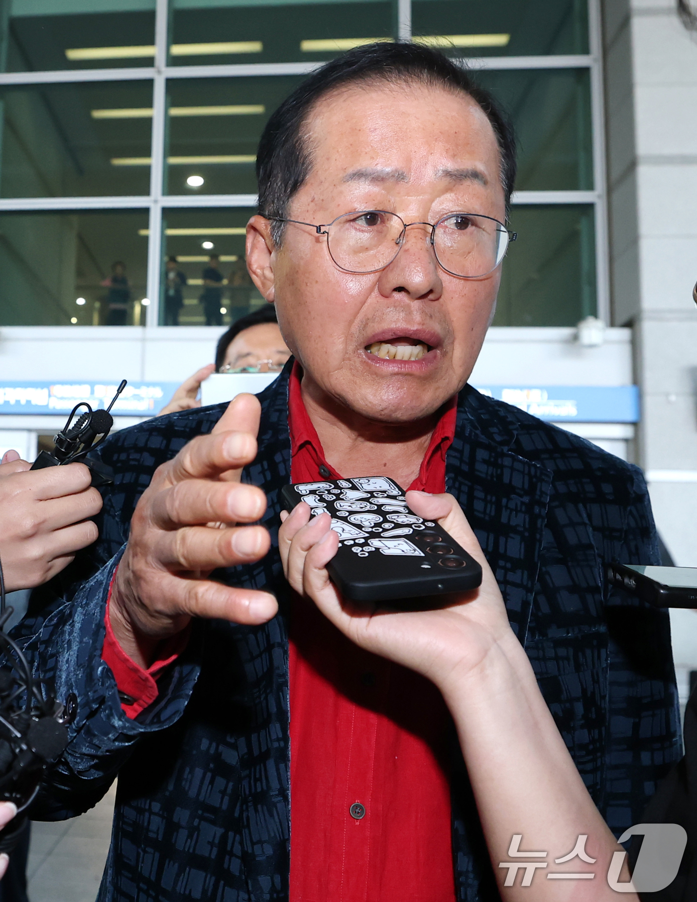 (인천공항=뉴스1) 권현진 기자 = 국민의힘 대선 경선에서 탈락한 뒤 정계 은퇴를 선언하고 하와이로 떠났던 홍준표 전 대구시장이 17일 인천국제공항을 통해 귀국해 인터뷰를 하고 있 …