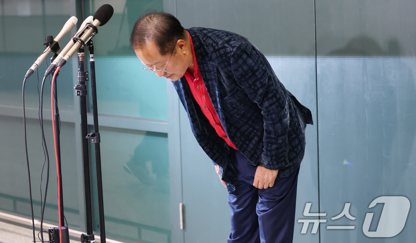 (인천공항=뉴스1) 권현진 기자 = 국민의힘 대선 경선에서 탈락한 뒤 정계 은퇴를 선언하고 하와이로 떠났던 홍준표 전 대구시장이 17일 인천국제공항을 통해 귀국해 인사를 하고 있다 …