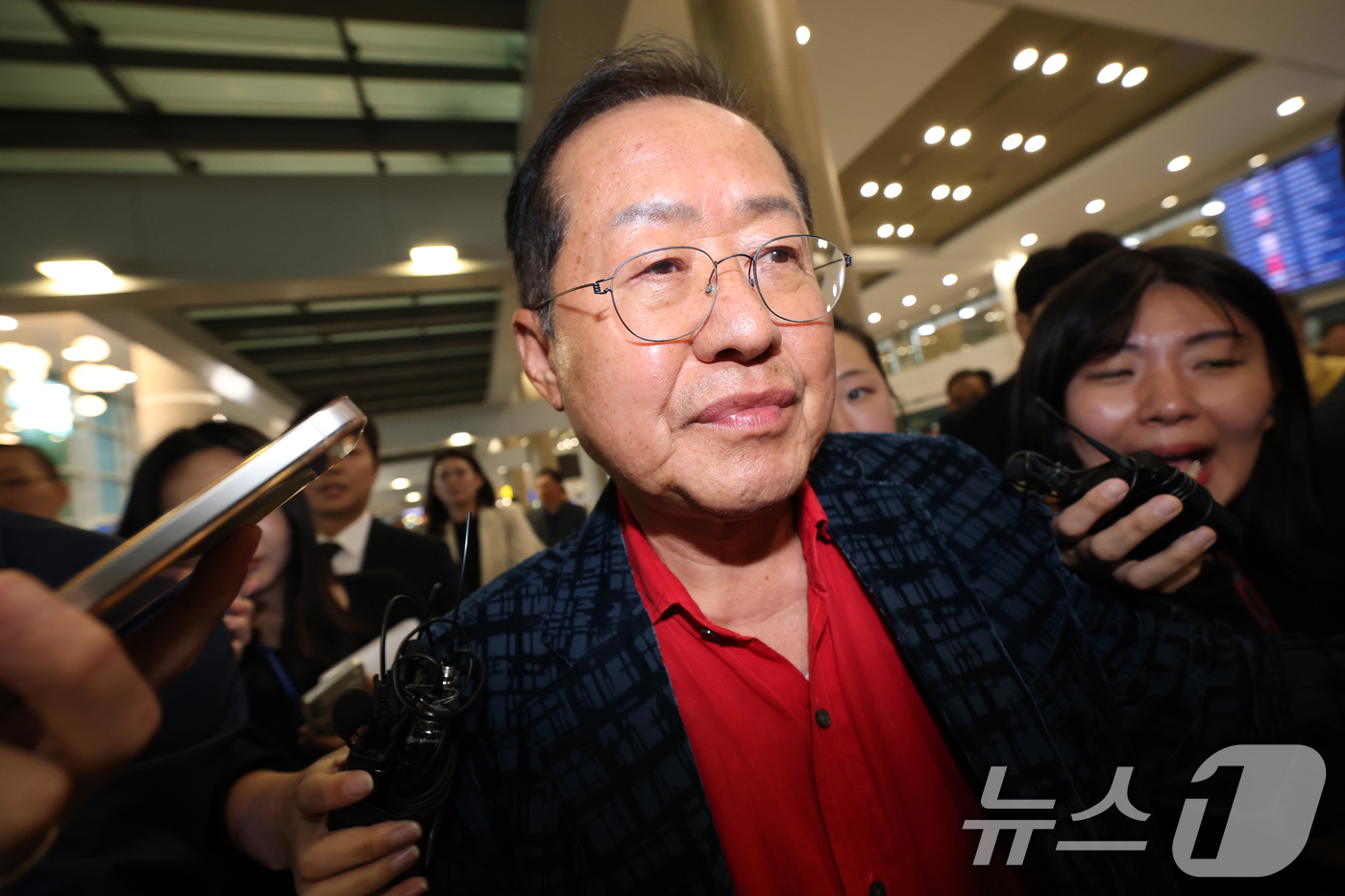 (인천공항=뉴스1) 권현진 기자 = 국민의힘 대선 경선에서 탈락한 뒤 정계 은퇴를 선언하고 하와이로 떠났던 홍준표 전 대구시장이 17일 인천국제공항을 통해 귀국하고  있다. 202 …