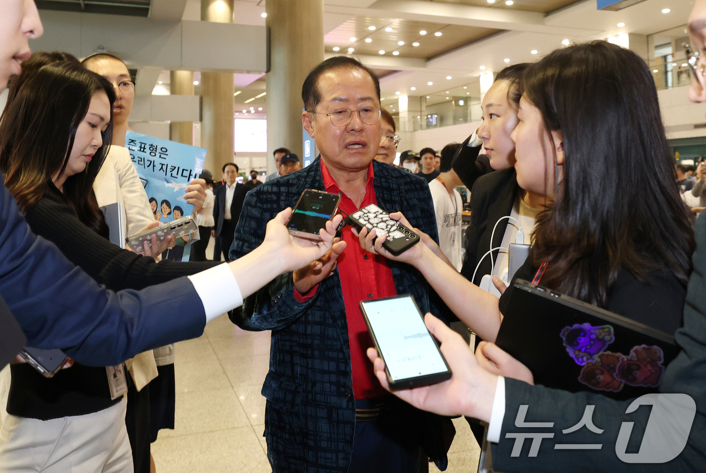 (인천공항=뉴스1) 권현진 기자 = 국민의힘 대선 경선에서 탈락한 뒤 정계 은퇴를 선언하고 하와이로 떠났던 홍준표 전 대구시장이 17일 인천국제공항을 통해 귀국해 인터뷰를 하고 …