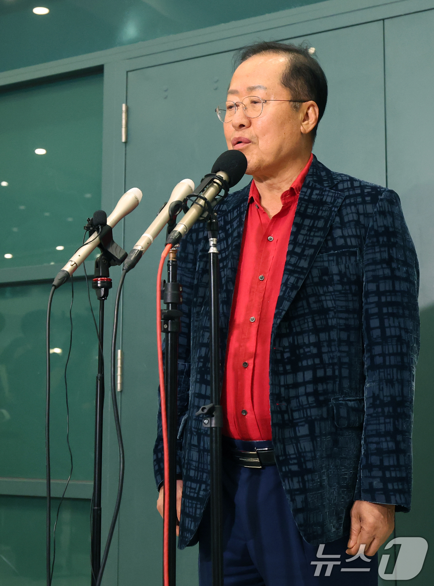(인천공항=뉴스1) 권현진 기자 = 국민의힘 대선 경선에서 탈락한 뒤 정계 은퇴를 선언하고 하와이로 떠났던 홍준표 전 대구시장이 17일 인천국제공항을 통해 귀국해 인터뷰를 하고 …