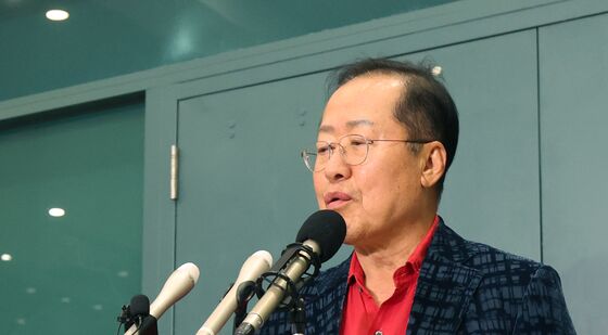 귀국 인터뷰 하는 홍준표 전 대구시장