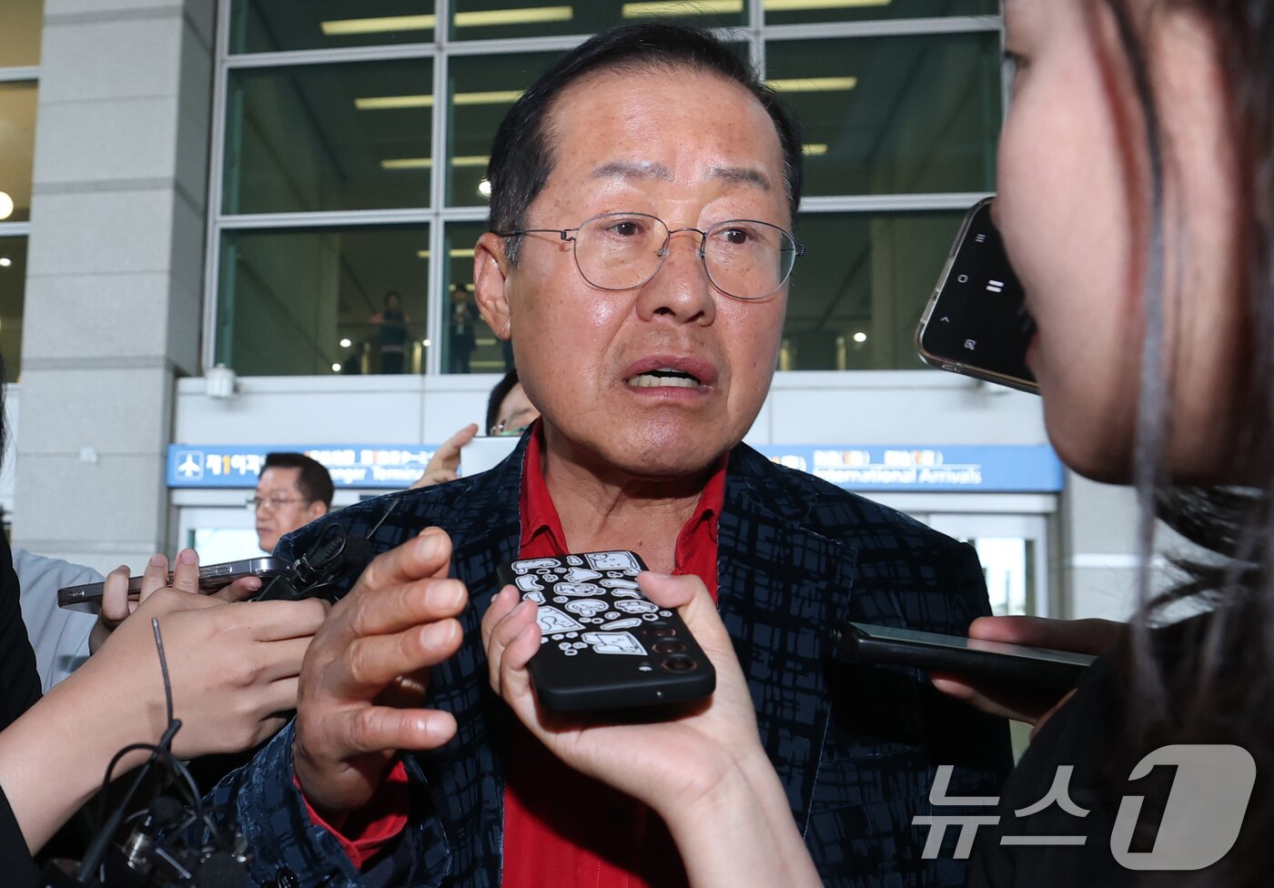 본문 이미지 - 국민의힘 대선 경선에서 탈락한 뒤 정계 은퇴를 선언하고 하와이로 떠났던 홍준표 전 대구시장이 17일 인천국제공항을 통해 귀국해 인터뷰를 하고 있다. 2025.6.17 ⓒ 뉴스1 권현진 기자