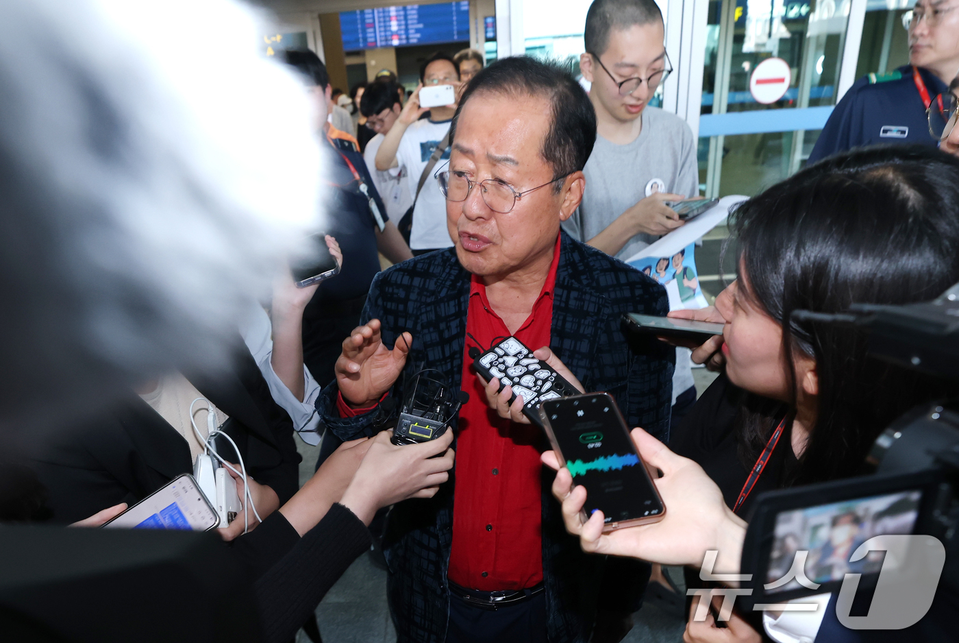 (인천공항=뉴스1) 권현진 기자 = 국민의힘 대선 경선에서 탈락한 뒤 정계 은퇴를 선언하고 하와이로 떠났던 홍준표 전 대구시장이 17일 인천국제공항을 통해 귀국해 인터뷰를 하고 …
