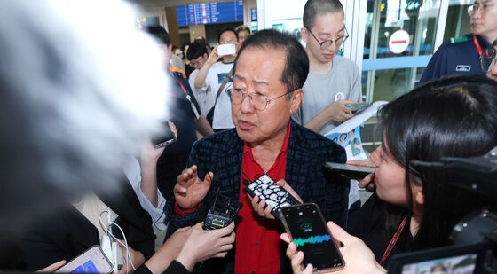 홍준표, 정계은퇴 선언 한 달 만에 하와이서 귀국