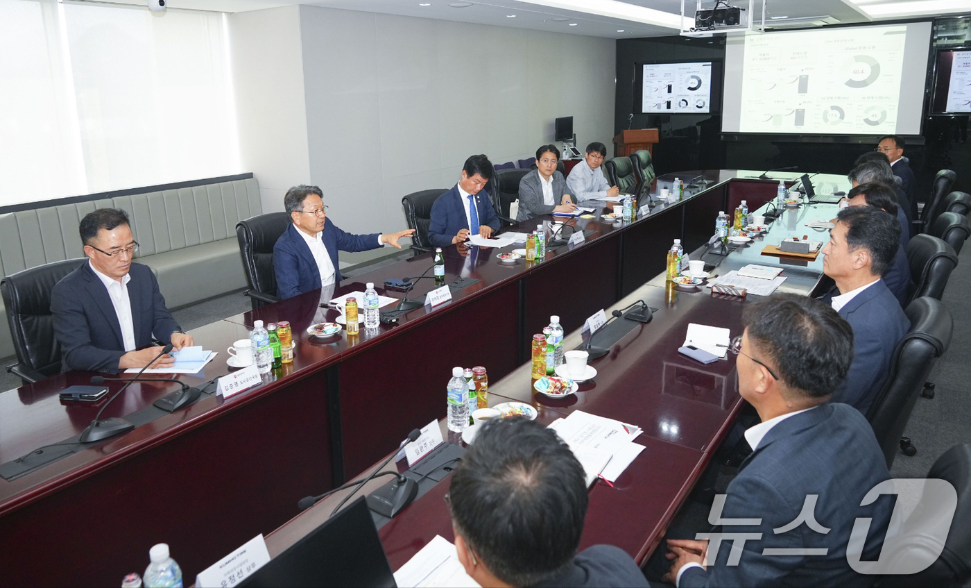 (광주=뉴스1) 박준배 기자 = 강기정 광주시장이 17일 오후 서울 금호타이어 본사를 방문해 정일택 금호타이어 대표와 화재 복구, 공장 이전 대책 등을 논의하고 있다.(광주시 제공 …
