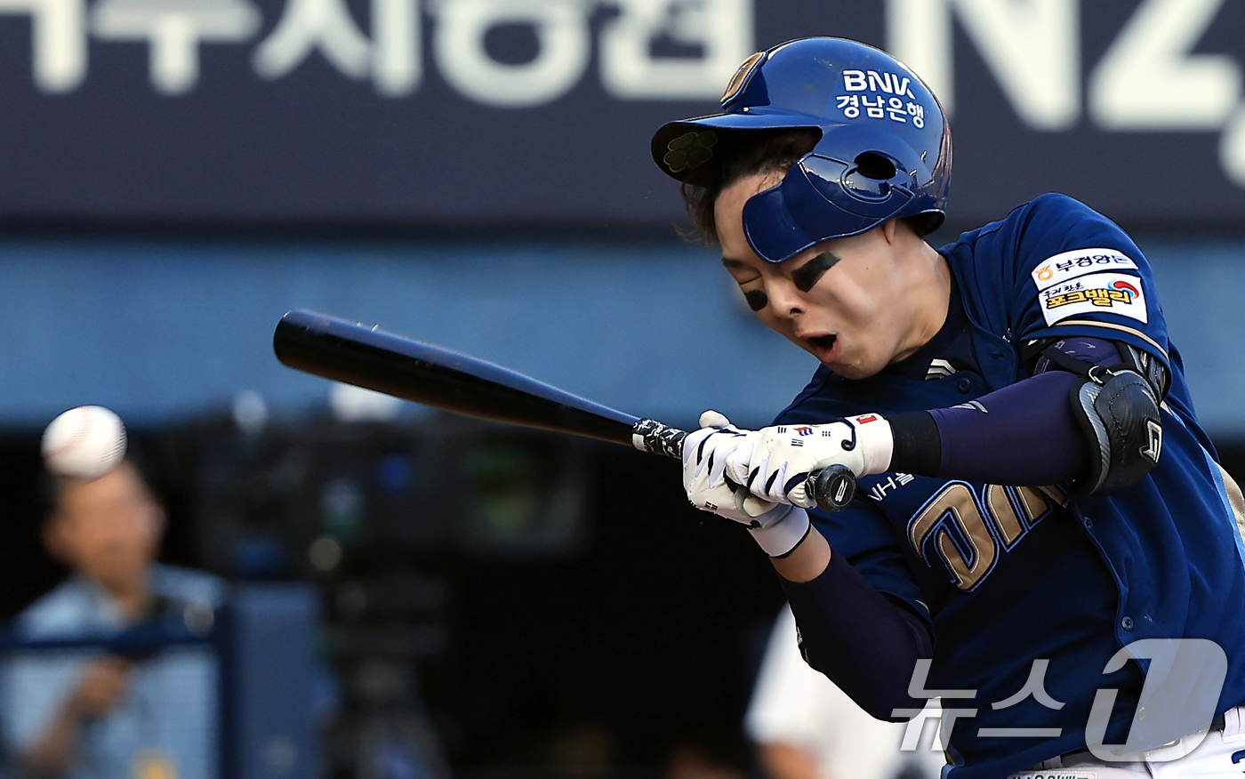 (서울=뉴스1) 박정호 기자 = 17일 오후 서울 송파구 잠실야구장에서 열린 프로야구 '2025 신한 SOL뱅크 KBO 리그' NC 다이노스와 LG 트윈스의 경기, 2회초 무사 주 …