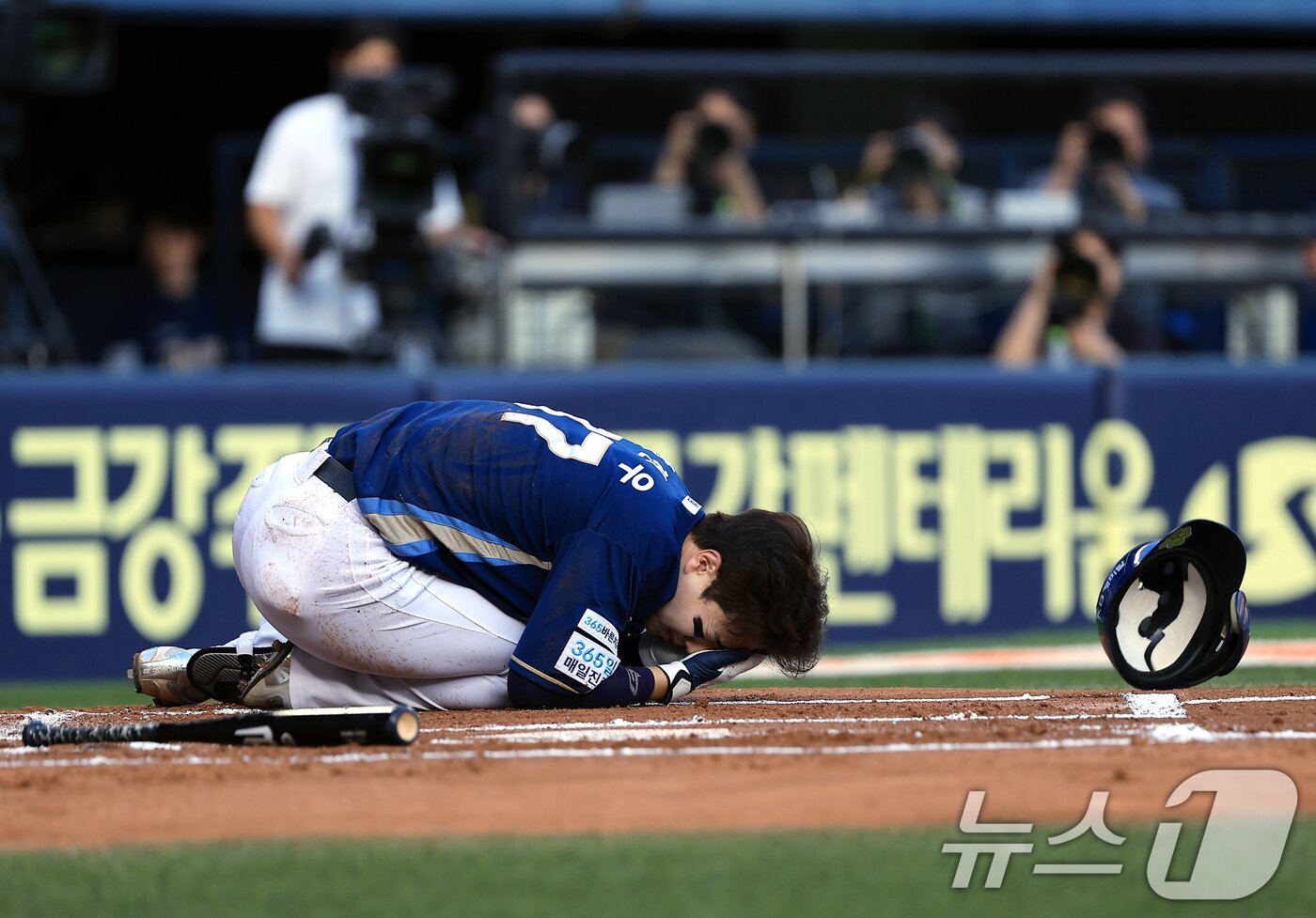 본문 이미지 - 17일 오후 서울 송파구 잠실야구장에서 열린 프로야구 &#39;2025 신한 SOL뱅크 KBO 리그&#39; NC 다이노스와 LG 트윈스의 경기, 2회초 무사 주자 1루 상황 NC 박건우가 LG 선발 에르난데스의 투구에 맞아 괴로워 하고 있다. 2025.6.17/뉴스1 ⓒ News1 박정호 기자