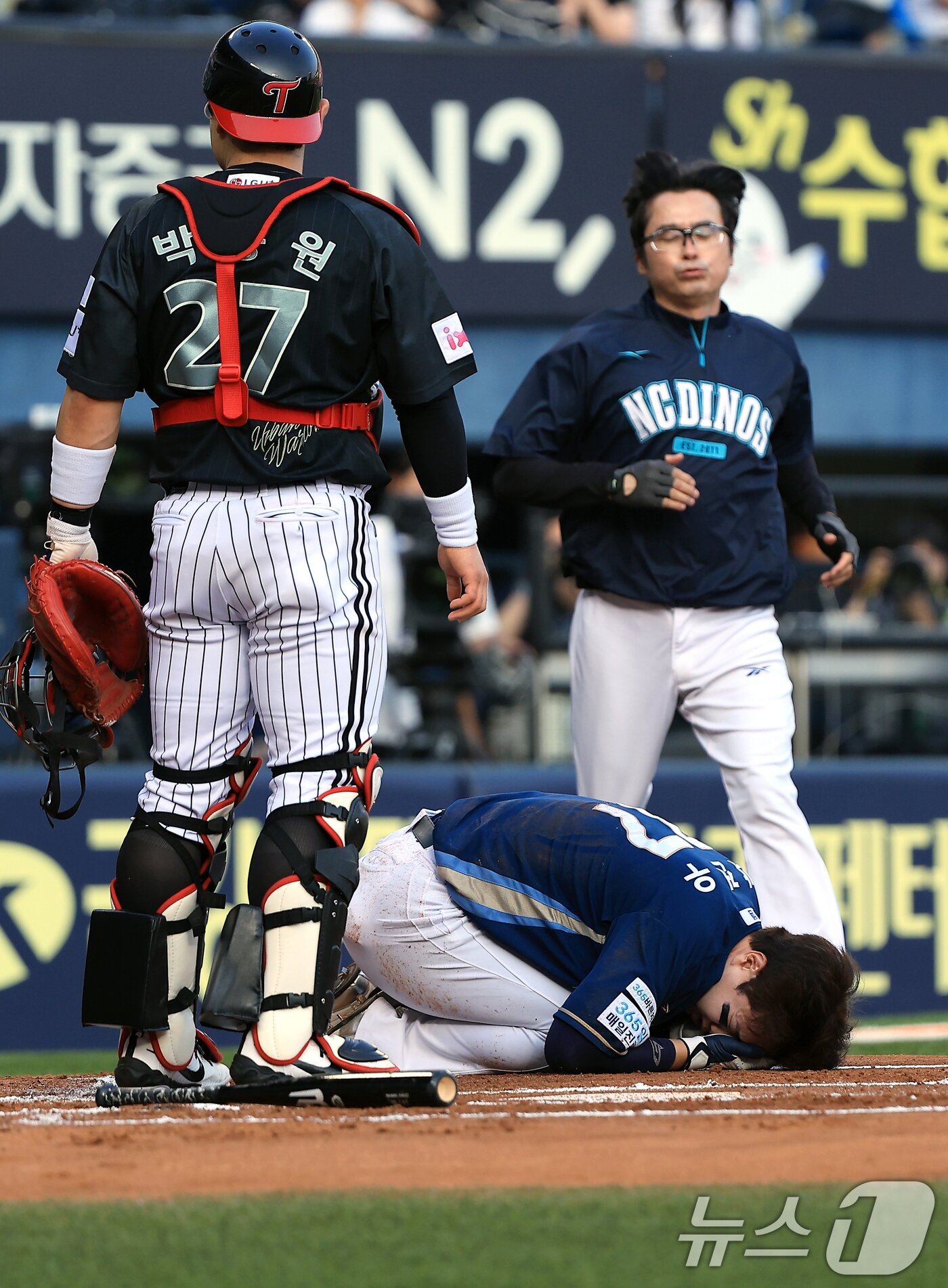 본문 이미지 - 17일 오후 서울 송파구 잠실야구장에서 열린 프로야구 '2025 신한 SOL뱅크 KBO 리그' NC 다이노스와 LG 트윈스의 경기, 2회초 무사 주자 1루 상황 NC 박건우가 LG 선발 에르난데스의 투구에 맞아 괴로워 하고 있다. 2025.6.17/뉴스1 ⓒ News1 박정호 기자
