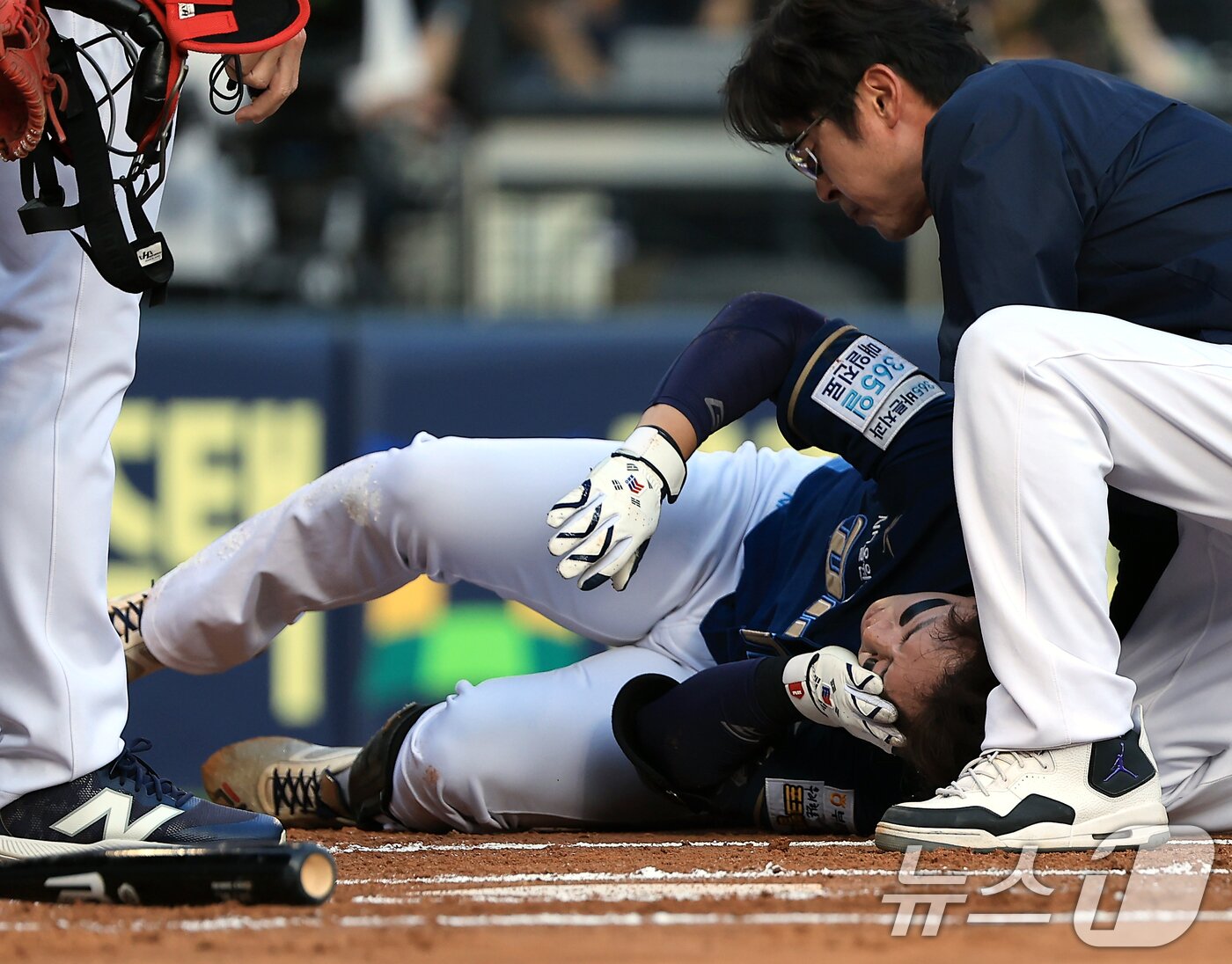 본문 이미지 - 17일 오후 서울 송파구 잠실야구장에서 열린 프로야구 &#39;2025 신한 SOL뱅크 KBO 리그&#39; NC 다이노스와 LG 트윈스의 경기, 2회초 무사 주자 1루 상황 NC 박건우가 LG 선발 에르난데스의 투구에 맞아 괴로워 하고 있다. 2025.6.17/뉴스1 ⓒ News1 박정호 기자
