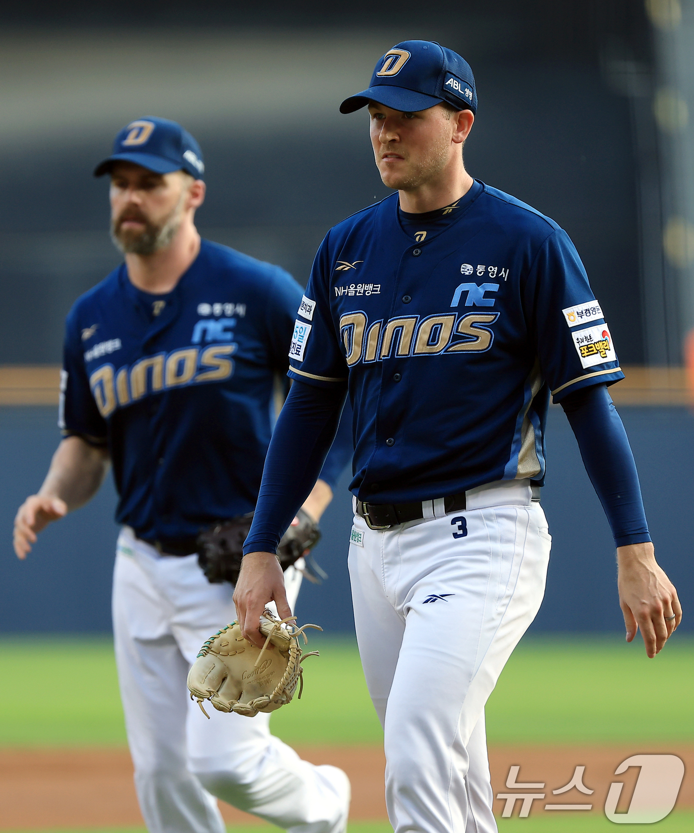 (서울=뉴스1) 박정호 기자 = NC 선발 라일리 톰슨이 17일 오후 서울 송파구 잠실야구장에서 열린 프로야구 '2025 신한 SOL뱅크 KBO 리그' NC 다이노스와 LG 트윈스 …