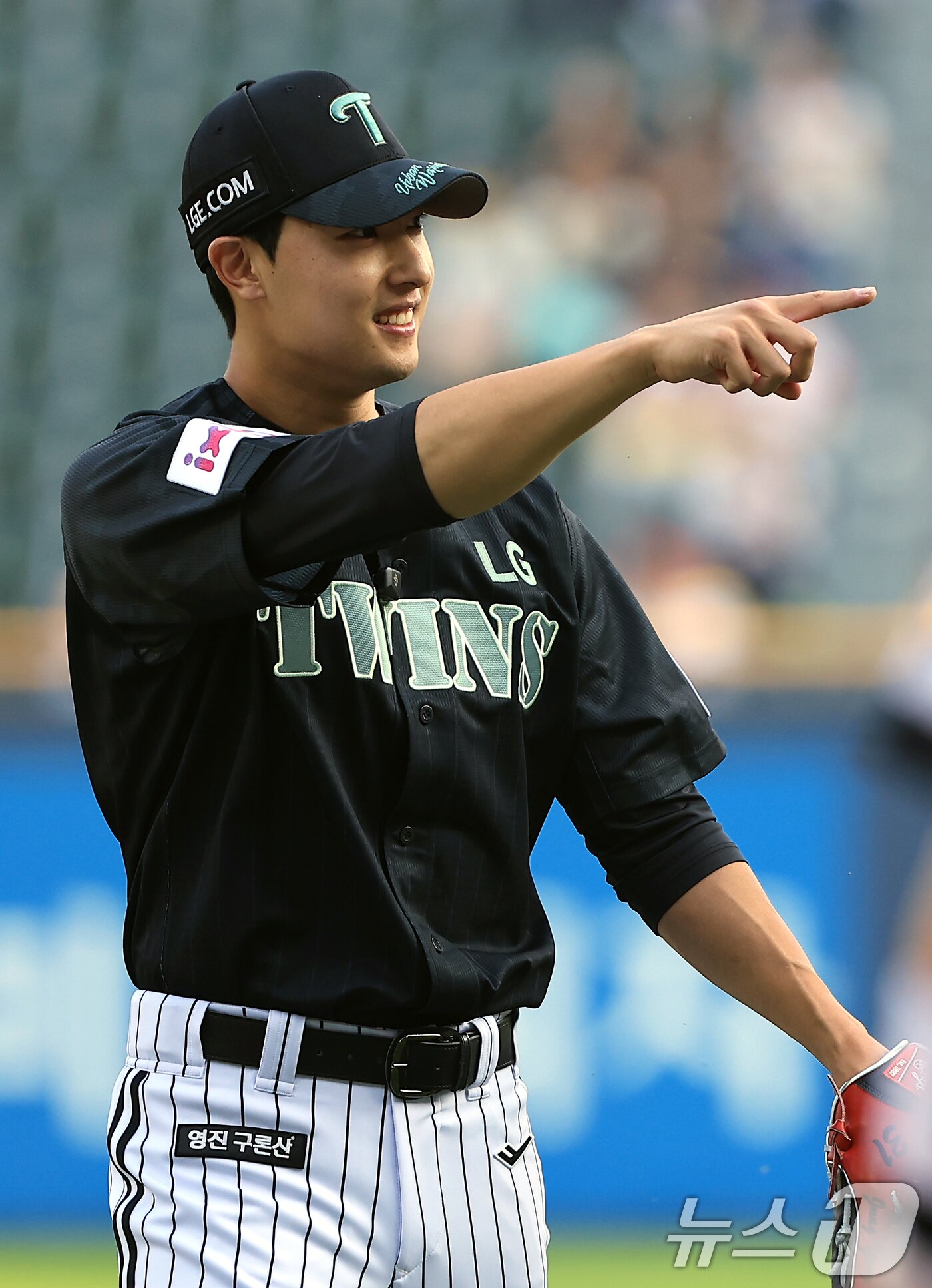 본문 이미지 - 상무(국군체육부대)를 전역한 투수 이정용이 17일 오후 서울 송파구 잠실야구장에서 열린 프로야구 '2025 신한 SOL뱅크 KBO 리그' NC 다이노스와 LG 트윈스의 경기에서 시구를 마친 뒤 덕아웃을 향해 손가락을 가리키고 있다. 2025.6.17/뉴스1 ⓒ News1 박정호 기자