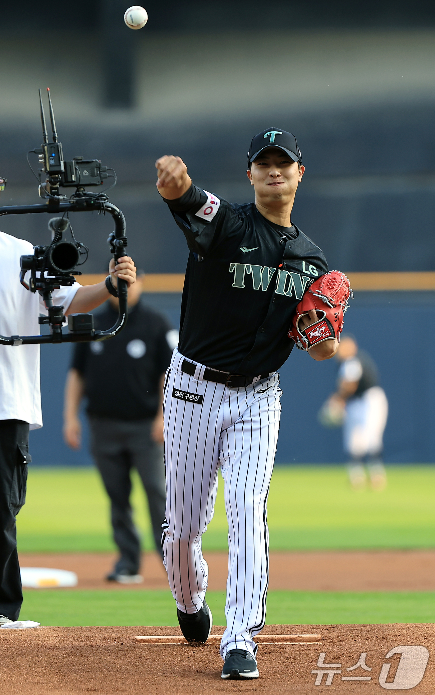 (서울=뉴스1) 박정호 기자 = 상무(국군체육부대)를 전역한 투수 이정용이 17일 오후 서울 송파구 잠실야구장에서 열린 프로야구 '2025 신한 SOL뱅크 KBO 리그' NC 다이 …