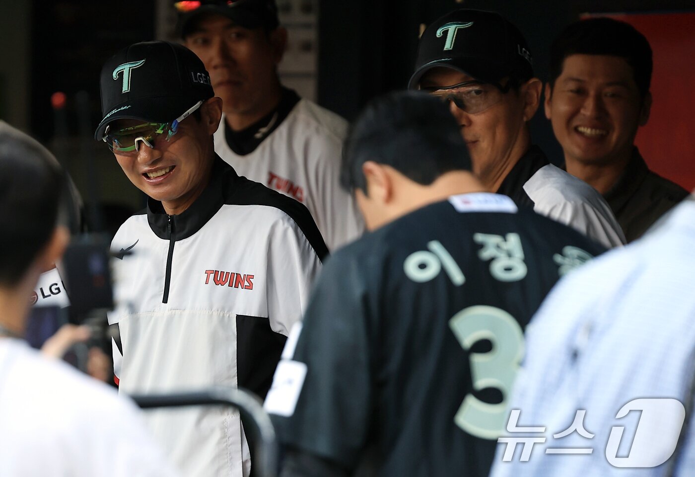 본문 이미지 - LG 염경엽 감독이 17일 오후 서울 송파구 잠실야구장에서 열린 프로야구 '2025 신한 SOL뱅크 KBO 리그' NC 다이노스와 LG 트윈스의 경기에서 시구를 마친 상무(국군체육부대)를 전역한 투수 이정용이 덕아웃으로 들어오자 환하게 미소로 답하고 있다. 2025.6.17/뉴스1 ⓒ News1 박정호 기자