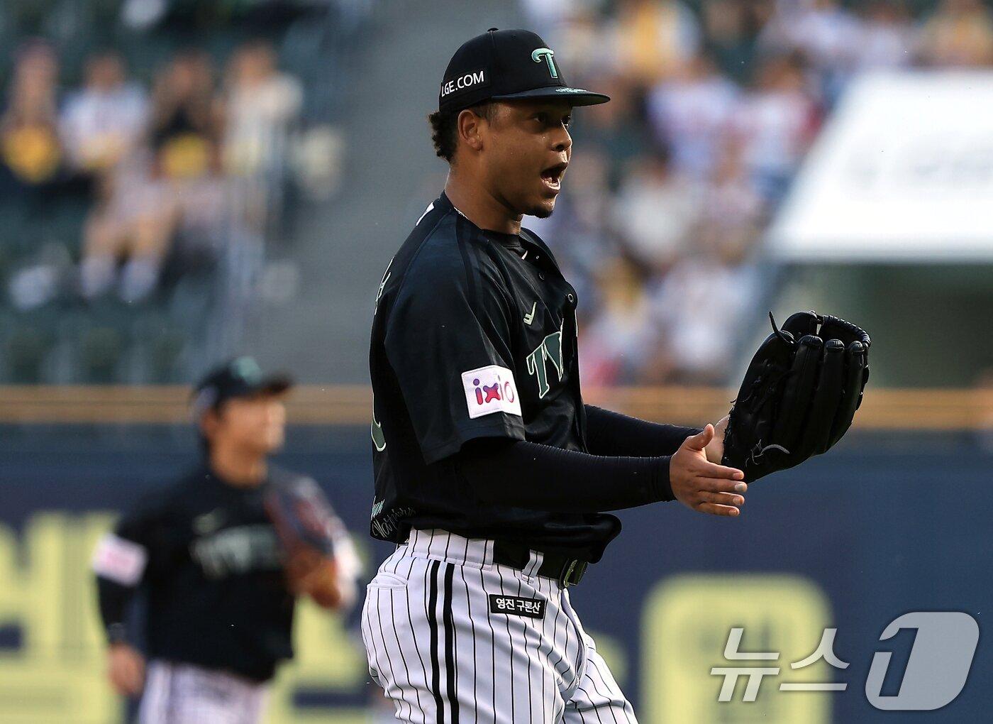 본문 이미지 - LG 선발 엘리에이저 에르난데스가 17일 오후 서울 송파구 잠실야구장에서 열린 프로야구 '2025 신한 SOL뱅크 KBO 리그' NC 다이노스와 LG 트윈스의 경기에서 1회초를 무실점으로 마친 뒤 환호하고 있다. 2025.6.17/뉴스1 ⓒ News1 박정호 기자