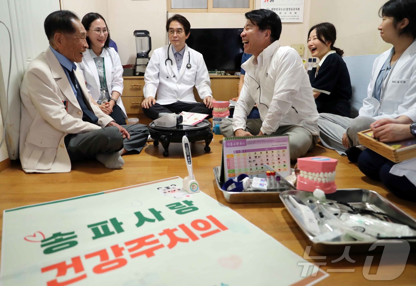 (서울=뉴스1) = 서강석 송파구청장이 17일 '호국 보훈의 달 국가 유공자 방문 의료서비스'의 일환으로 의료진과 함께 송파구 내 국가유공자 황병준 씨의 집을 방문해 대화하고 있다 …