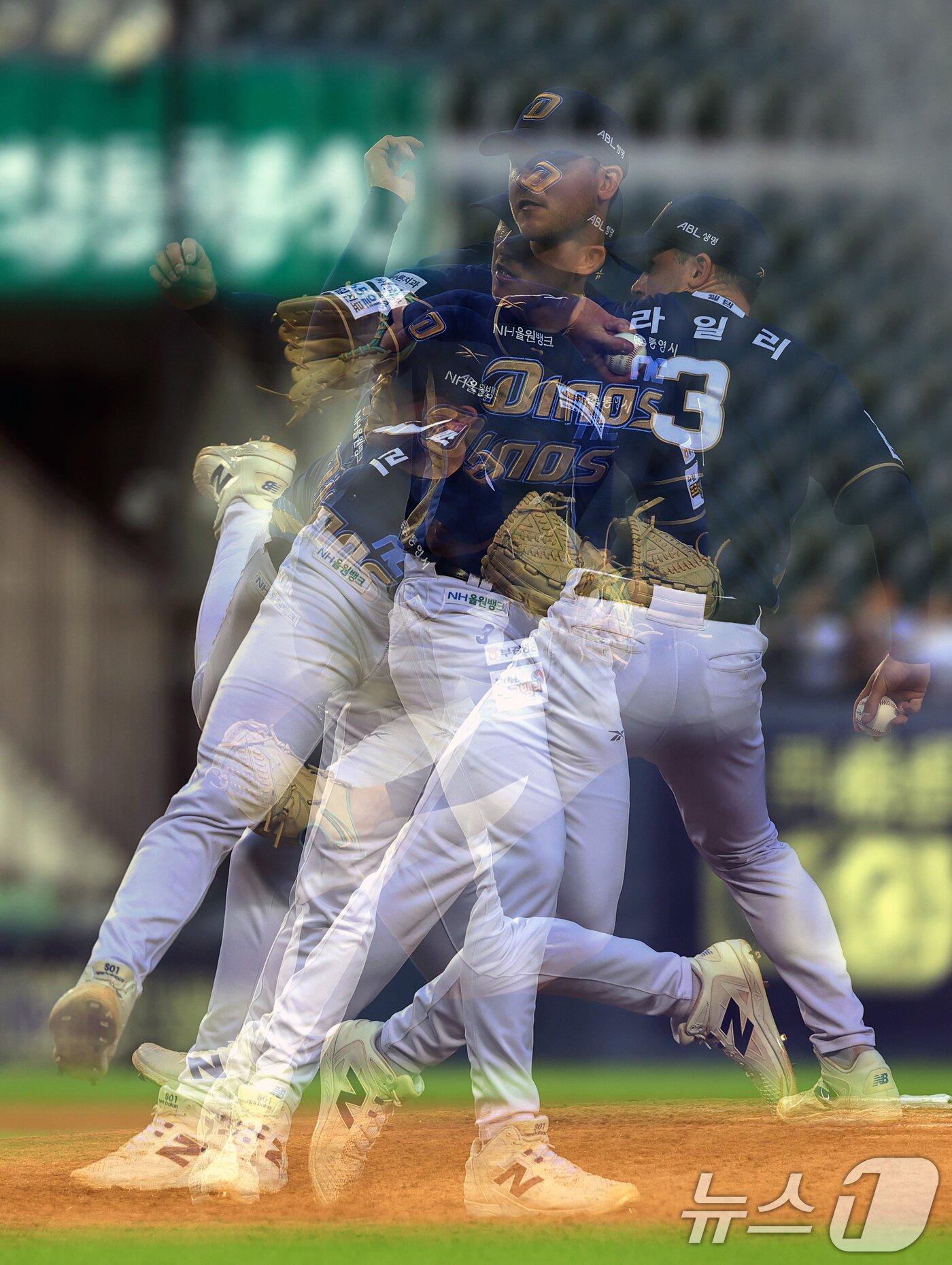 본문 이미지 - 17일 오후 서울 송파구 잠실야구장에서 열린 프로야구 &#39;2025 신한 SOL뱅크 KBO 리그&#39; NC 다이노스와 LG 트윈스의 경기 4회말 NC 라일리가 역투하고 있다. 2025.6.17/뉴스1 ⓒ News1 박정호 기자