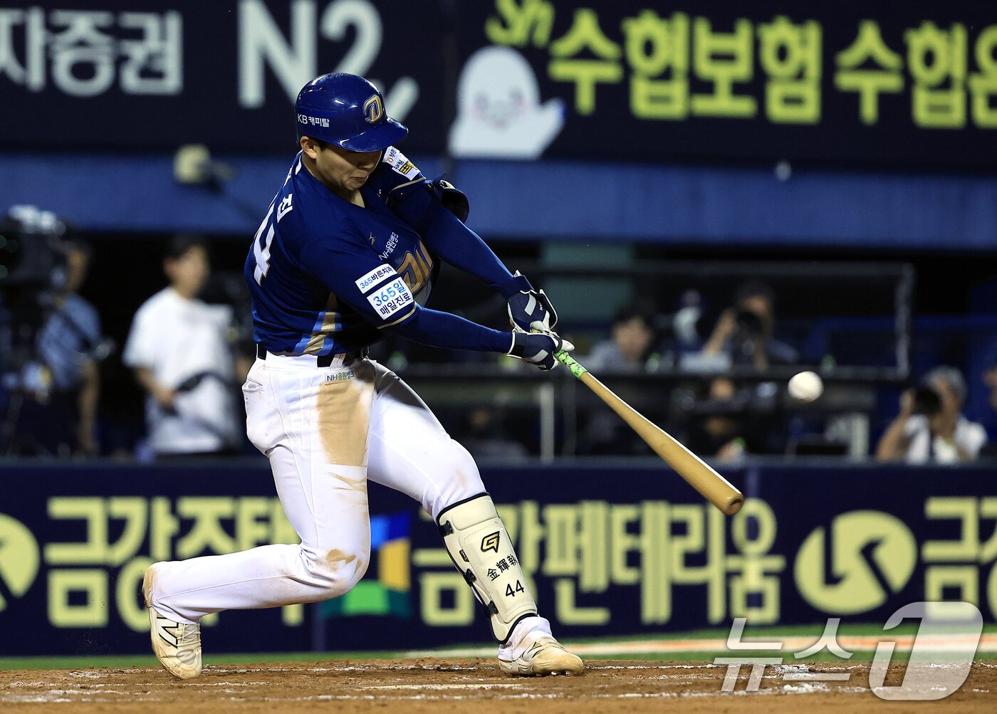 본문 이미지 - 17일 오후 서울 송파구 잠실야구장에서 열린 프로야구 &#39;2025 신한 SOL뱅크 KBO 리그&#39; NC 다이노스와 LG 트윈스의 경기, 9회초 1사 주자 없는 상황 NC 김휘집이 솔로홈런을 날리고 있다. 2025.6.17/뉴스1 ⓒ News1 박정호 기자