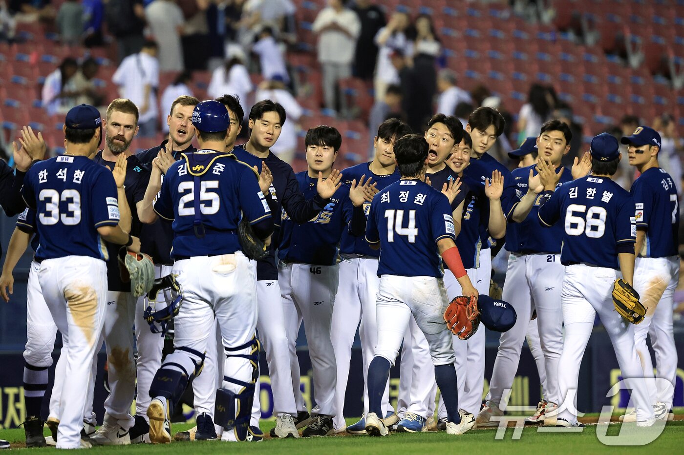 본문 이미지 - 17일 오후 서울 송파구 잠실야구장에서 열린 프로야구 &#39;2025 신한 SOL뱅크 KBO 리그&#39; NC 다이노스와 LG 트윈스의 경기에서 승리한 NC 선수들이 자축하고 있다. 2025.6.17/뉴스1 ⓒ News1 박정호 기자