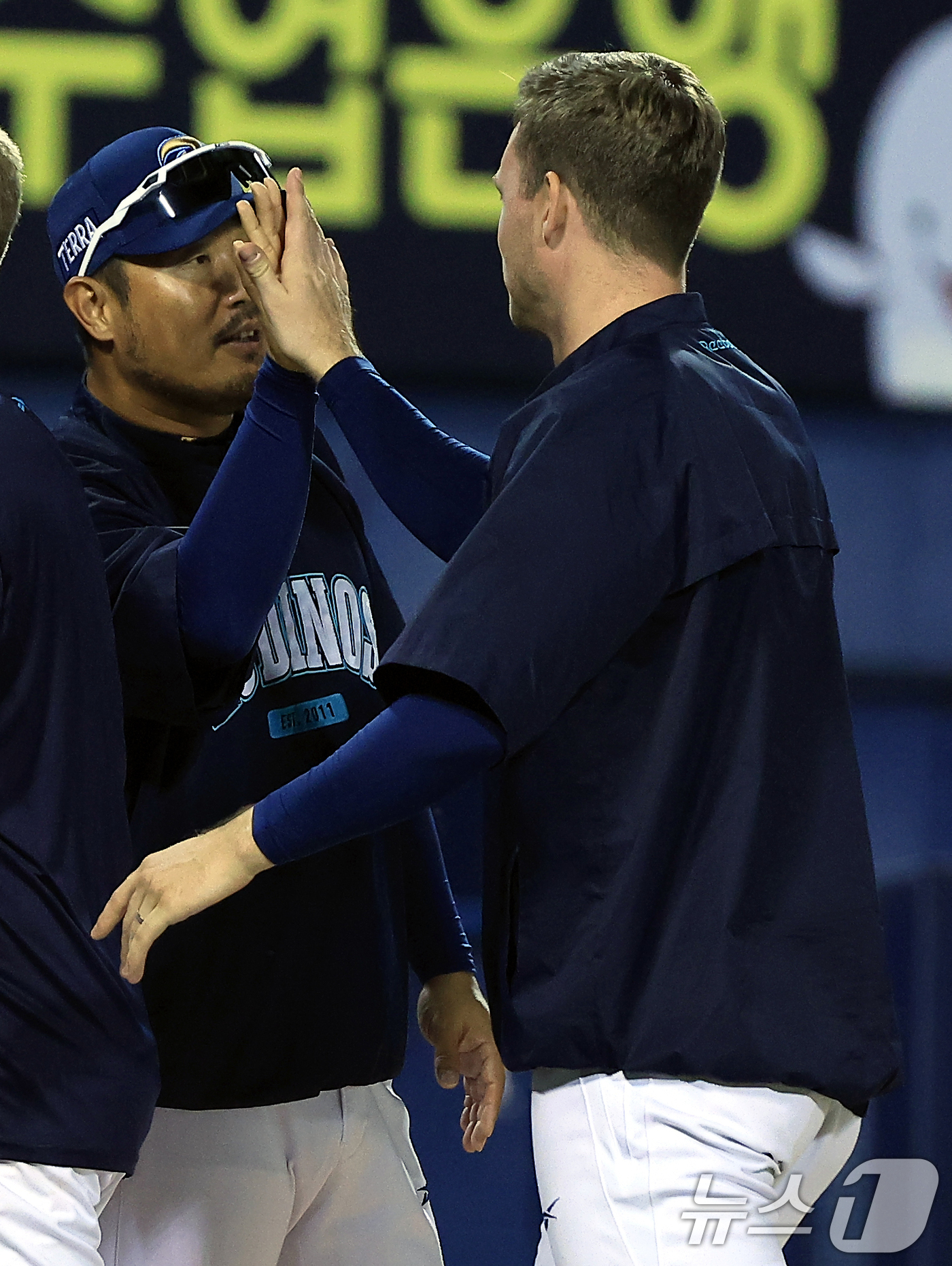 (서울=뉴스1) 박정호 기자 = 17일 오후 서울 송파구 잠실야구장에서 열린 프로야구 '2025 신한 SOL뱅크 KBO 리그' NC 다이노스와 LG 트윈스의 경기에서 승리한 NC …