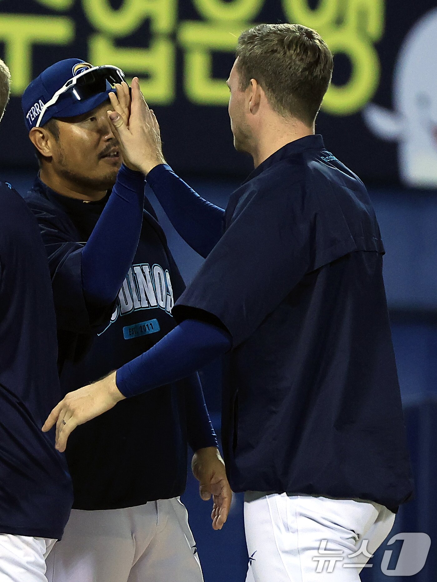 본문 이미지 - NC 다이노스 이호준 감독이 외국인 투수 라일리 톰슨과 하이파이브를 하고 있다. 2025.6.17/뉴스1 ⓒ News1 박정호 기자