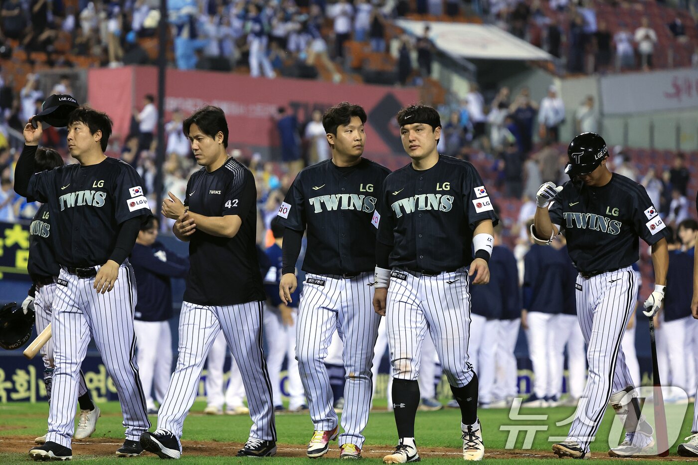 본문 이미지 - 17일 오후 서울 송파구 잠실야구장에서 열린 프로야구 &#39;2025 신한 SOL뱅크 KBO 리그&#39; NC 다이노스와 LG 트윈스의 경기에서 6대 2로 패한 LG 선수들이 무거운 표정으로 그라운드를 나서고 있다. 2025.6.17/뉴스1 ⓒ News1 박정호 기자