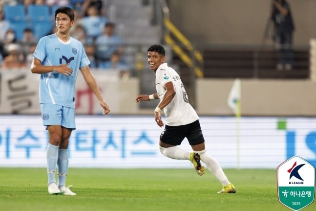 본문 이미지 - 골 넣고 기뻐하는 포항 오베르단.(한국프로축구연맹 제공)