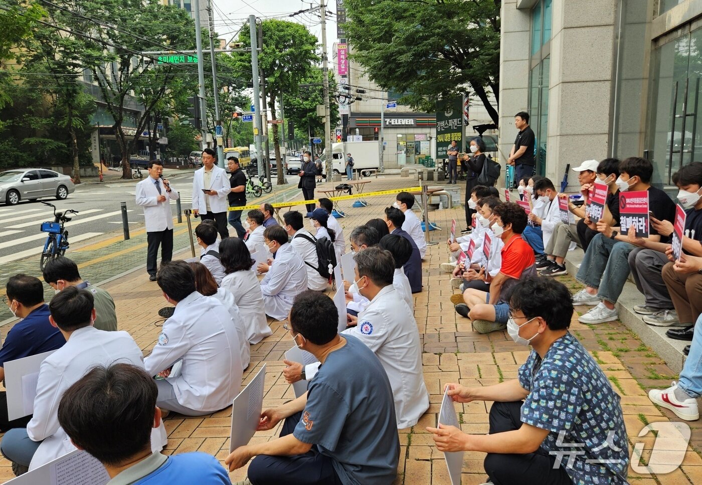 본문 이미지 - 최영민 전 서울시수의사회장이 16일 서울 광진구 SNU반려동물검진센터 앞에서 열린 SNU반려동물검진센터 운영 반대 집회에서 발언하고 있다. ⓒ 뉴스1