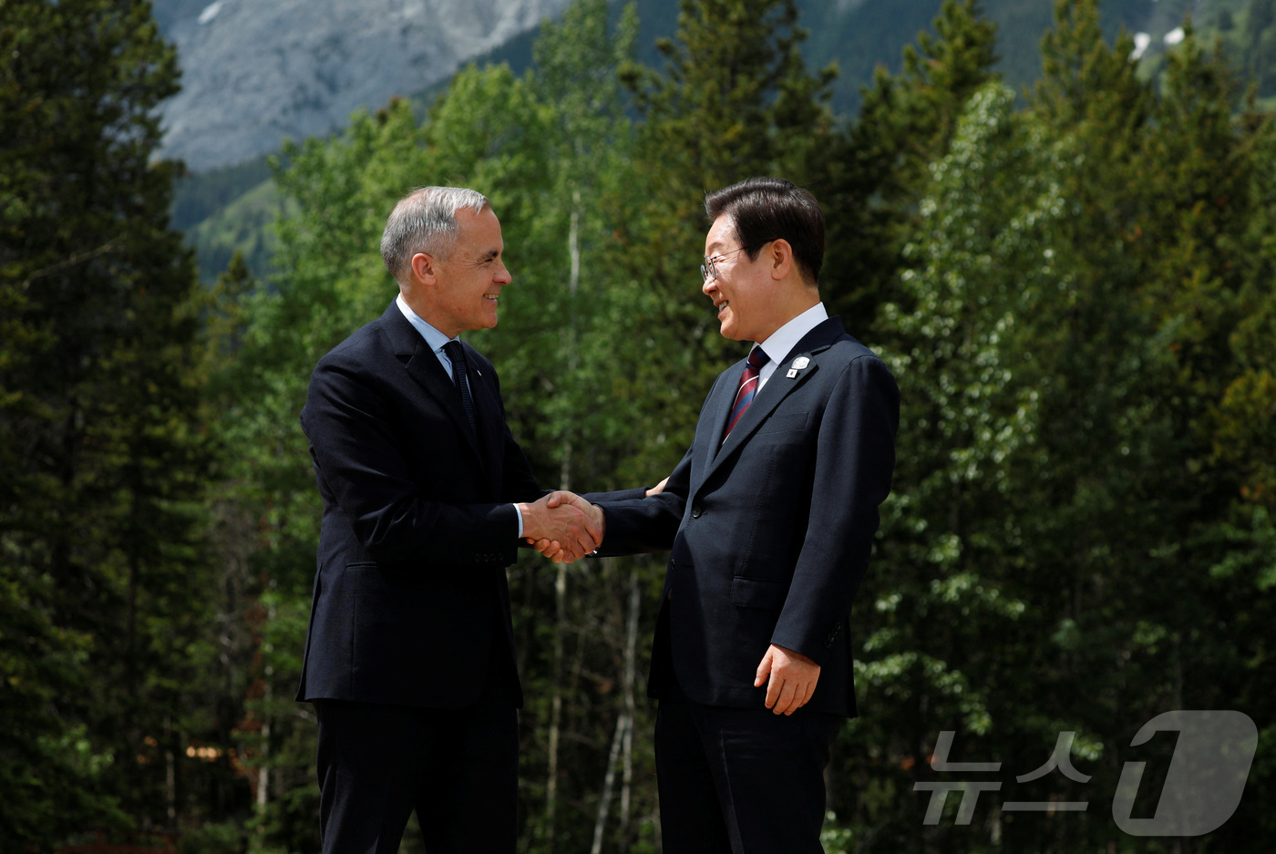 (로이터=뉴스1) 김진환 기자 = 이재명 대통령이 17일(현지 시간) 캐나다 앨버타주 카나나스키스 주요 7개국(G7) 정상회의장에서 열린 초청국 공식 환영식에 도착해 의장국 마크 …