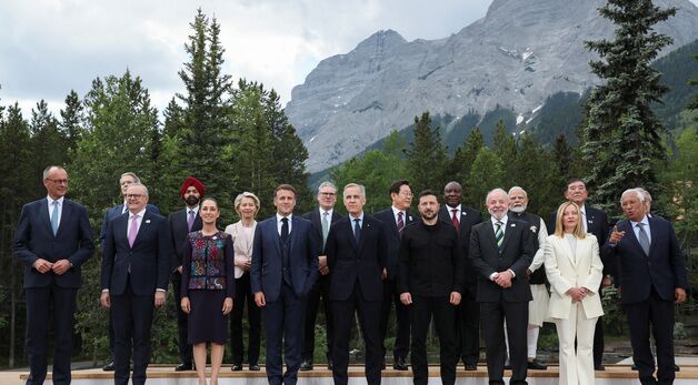 G7 정상 및 초청국 단체 기념촬영하는 이재명 대통령