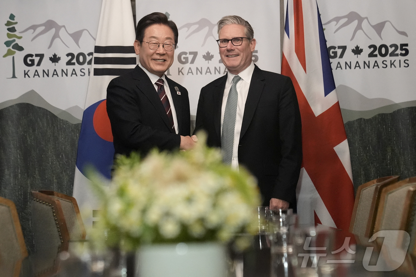 (로이터=뉴스1) 김진환 기자 = 이재명 대통령이 17일(현지시간) 캐나다 앨버타주 캐내내스키스 주요 7개국(G7) 정상회의장에서 키어 스타머 영국 총리와 한-영 정상회담을 앞두고 …