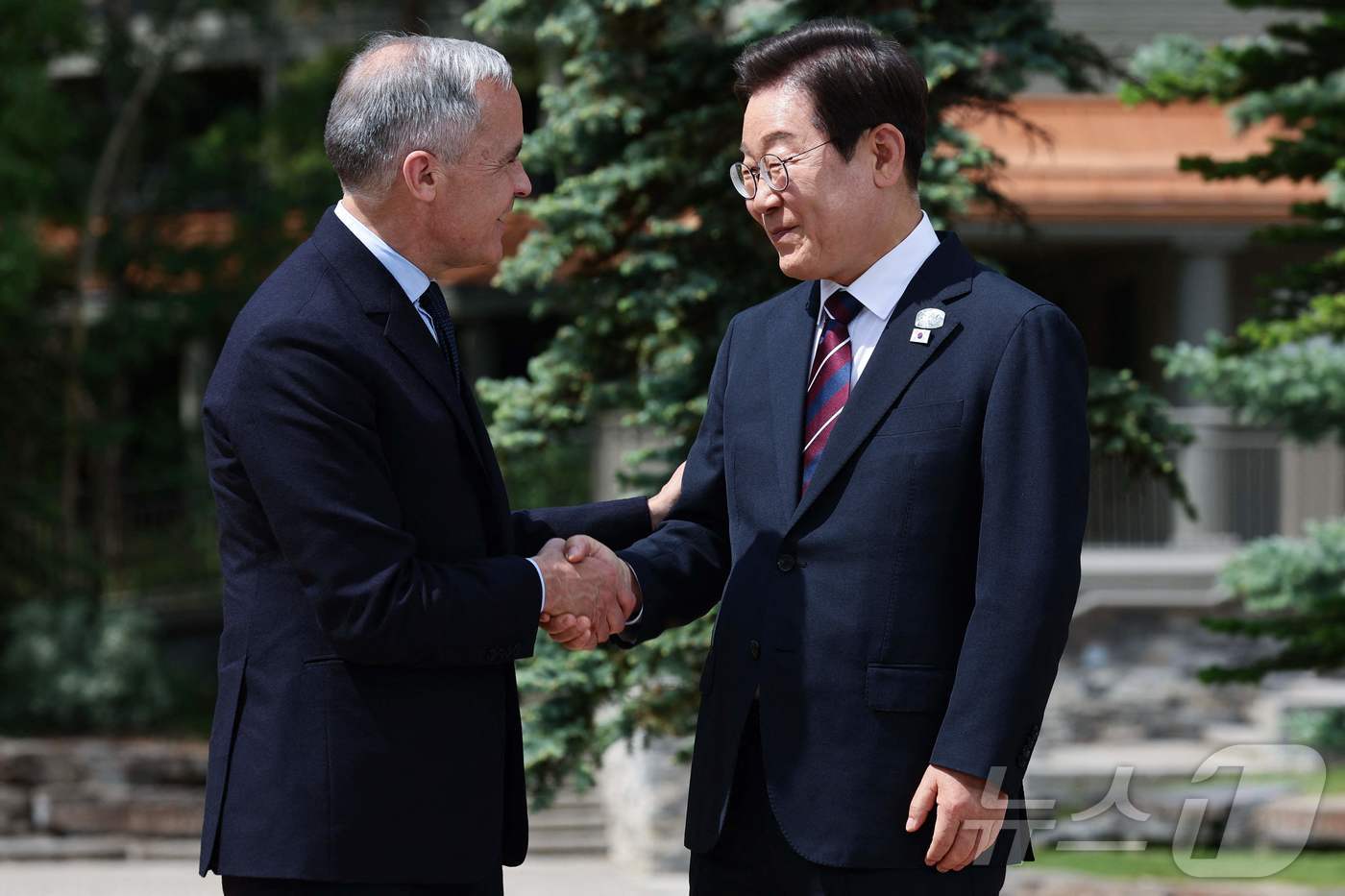 (AFP=뉴스1) 송원영 기자 = 이재명 대통령이 17일(현지 시간) 캐나다 앨버타주 카나나스키스 주요 7개국(G7) 정상회의장에서 열린 초청국 공식 환영식에 도착해 의장국 마크 …