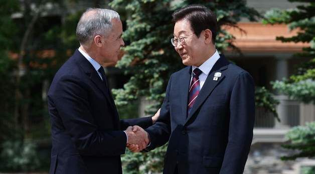 마크 카니 캐나다 총리와 악수하는 이재명 대통령