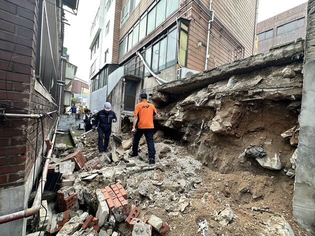 폭우에 서울 강북구 주택가 축대 붕괴…8명 대피