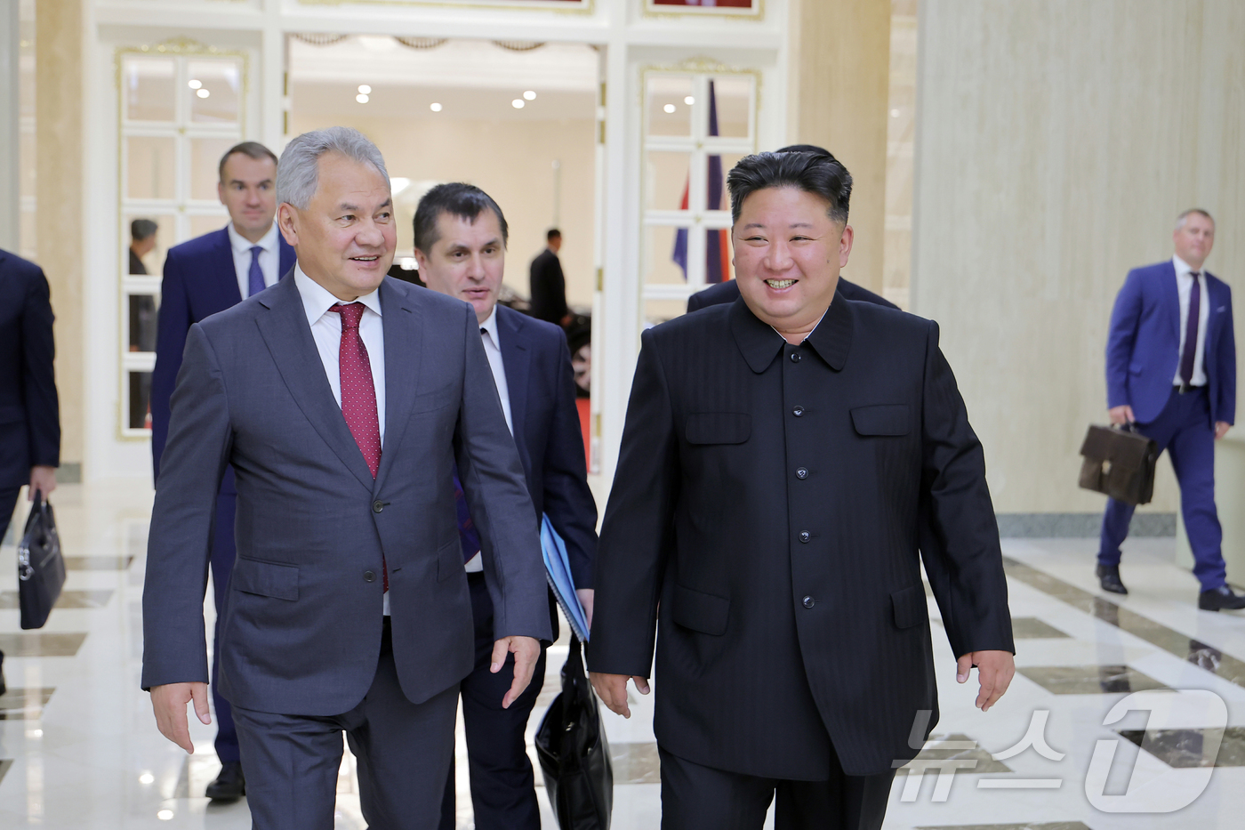 (평양 노동신문=뉴스1) = 김정은 북한 노동당 총비서가 17일 세르게이 쇼이구 러시아 국가안보회의 서기를 만나 "두 나라 간 조약의 범위 내에서 조선민주주의인민공화국이 협조할 내 …