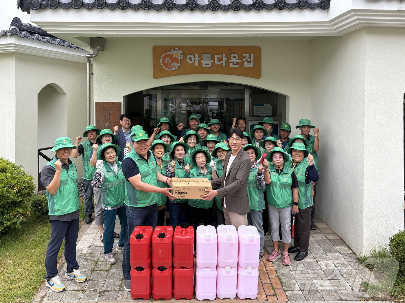 (예산=뉴스1) 이동원 기자 = 예산군 신양면 새마을협의회(협의회장 엄상섭, 부녀회장 황혜영)는 지난 17일 신양면 불원리에 위치한 ‘아름다운집’을 찾아 생필품을 전달하고 환경정화 …