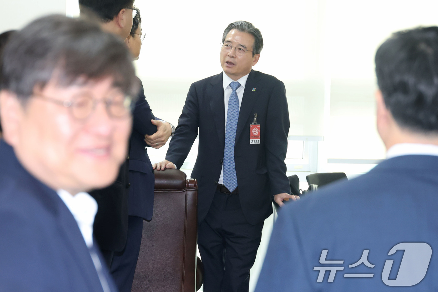 (서울=뉴스1) 이광호 기자 = 김용범 대통령실 정책실장이 18일 오전 서울 여의도 국회 의원회관에서 민생회복지원금을 포함한 추가경정예산 편성 논의를 위해 열린 당정대 협의회에 참 …
