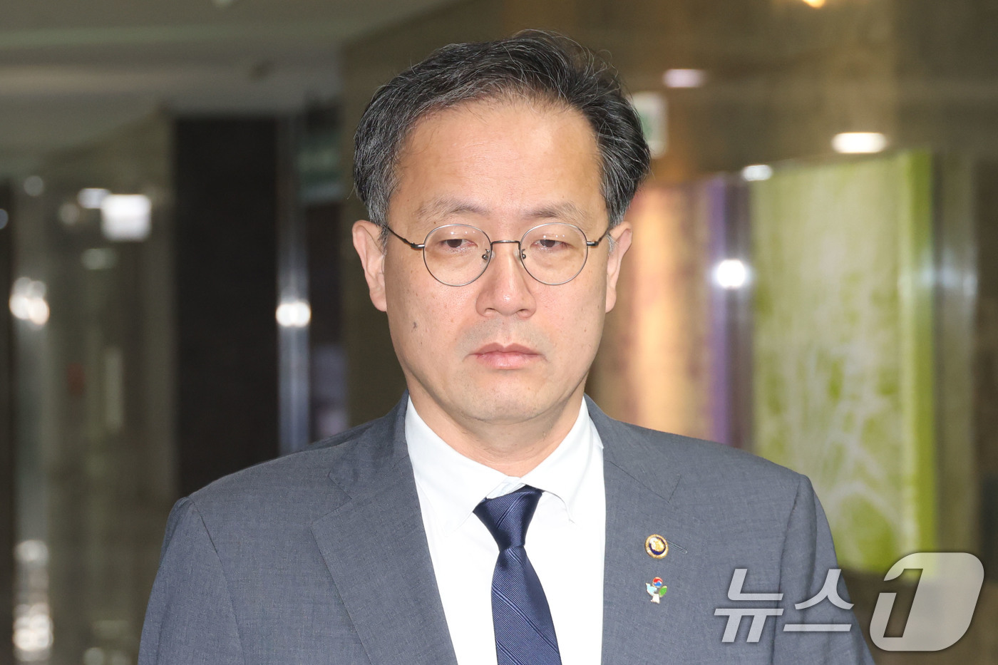 (서울=뉴스1) 이광호 기자 = 이형일 기획재정부 1차관이 18일 오전 서울 여의도 국회 의원회관에서 민생회복지원금을 포함한 추가경정예산 편성 논의를 위해 열린 당정대 협의회에 참 …