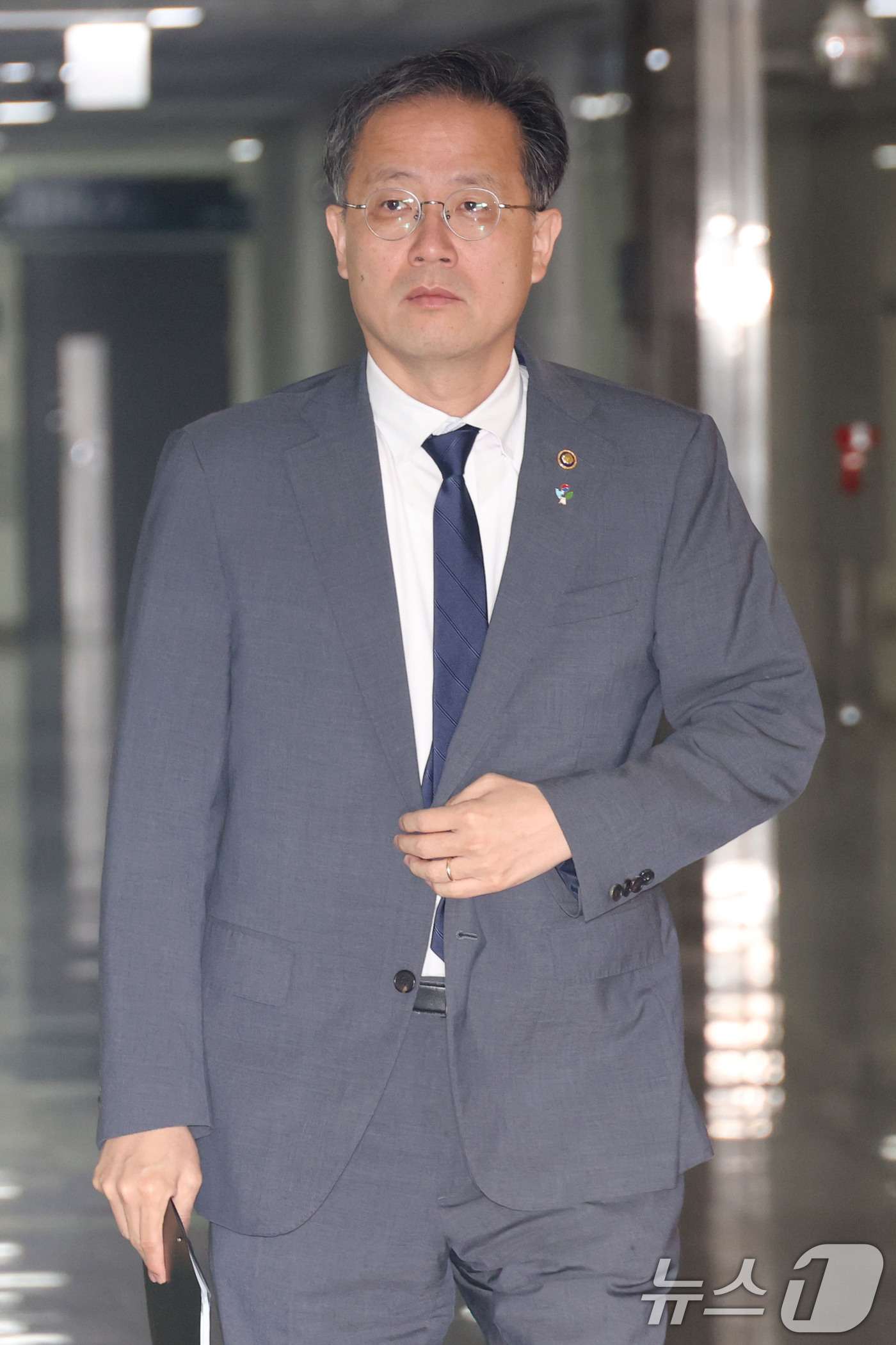 (서울=뉴스1) 이광호 기자 = 이형일 기획재정부 1차관이 18일 오전 서울 여의도 국회 의원회관에서 민생회복지원금을 포함한 추가경정예산 편성 논의를 위해 열린 당정대 협의회에 참 …