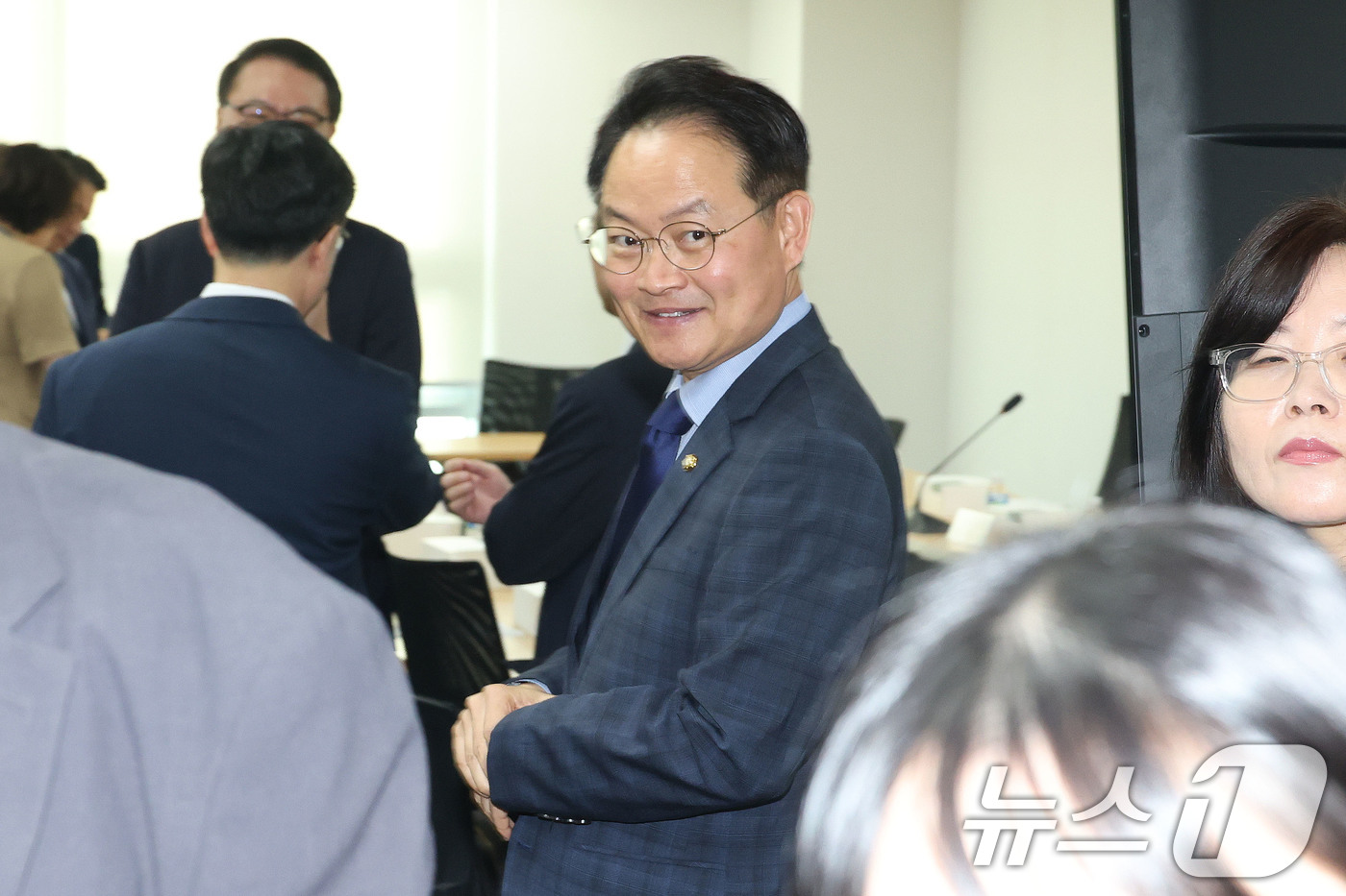 (서울=뉴스1) 이광호 기자 = 허영 더불어민주당 원내정책수석부대표가 18일 오전 서울 여의도 국회 의원회관에서 민생회복지원금을 포함한 추가경정예산 편성 논의를 위해 열린 당정대 …
