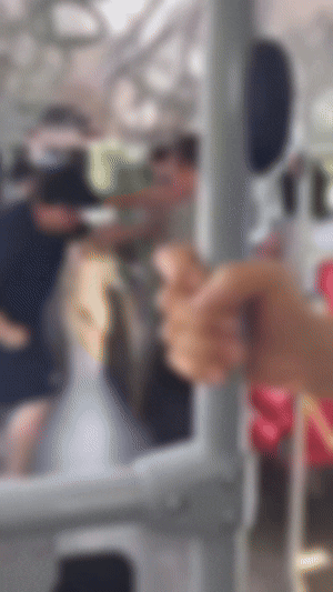 본문 이미지 - 회색 옷을 입은 20대 남성이 80대 노인을 폭행해 옆에서 이를 지켜보던 A 씨가 나서서 말렸다.  (온라인 커뮤니티 갈무리)