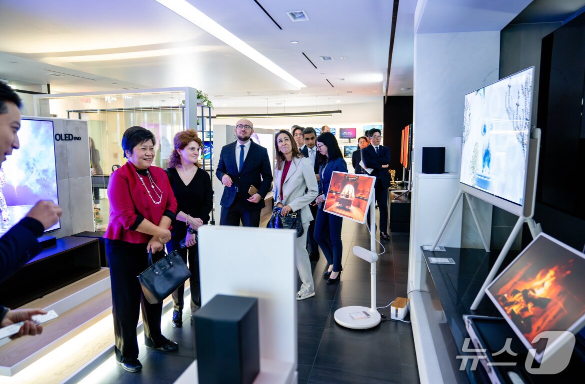 본문 이미지 - LG전자가 지난 1월 북미지역 본사에 한국을 포함한 총 11개국 주뉴욕총영사단를 초청해 혁신 기술 로드맵을 선보이고 국가간 파트너십 강화 방안을 논의했다.(LG전자 제공)