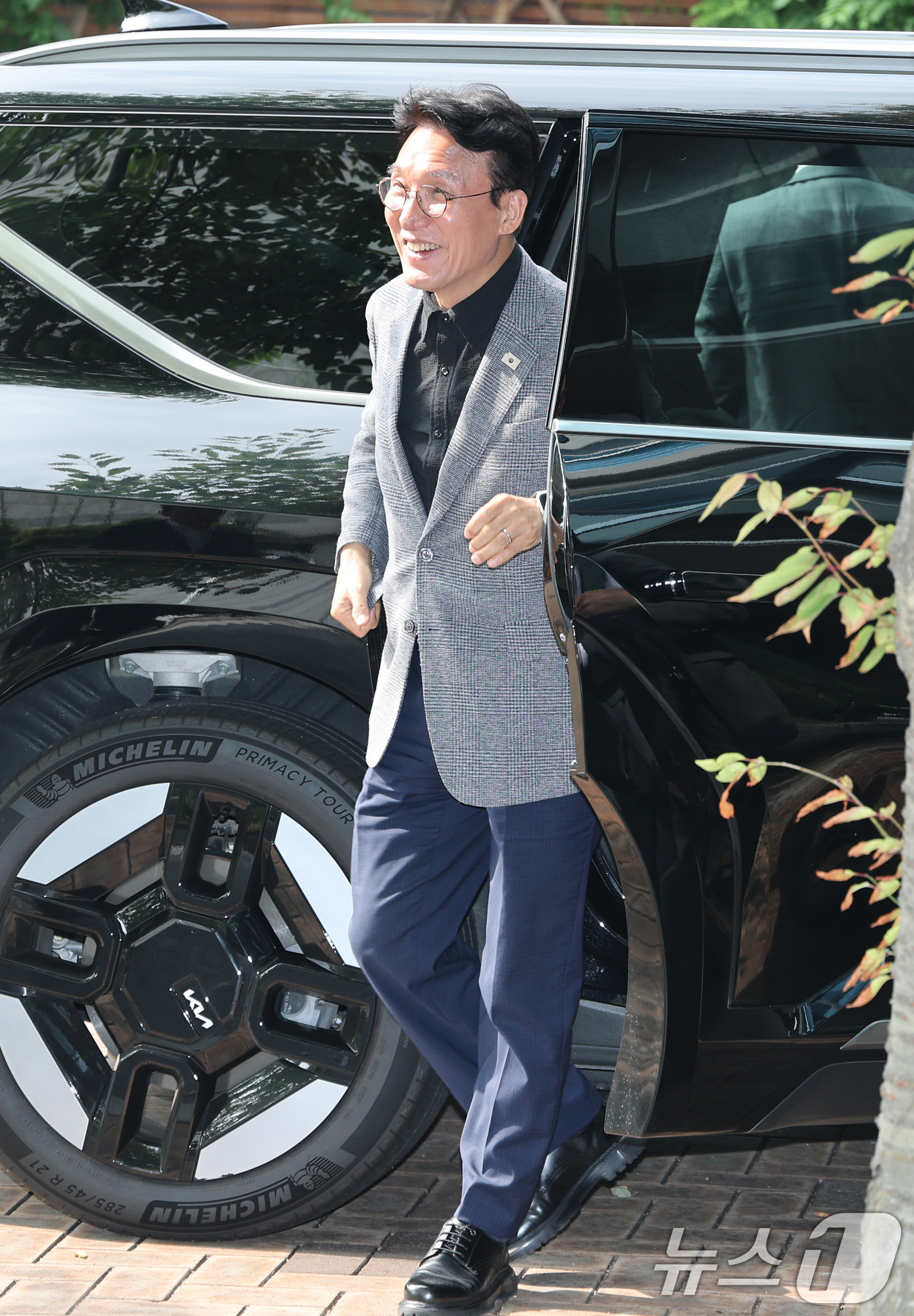 (서울=뉴스1) 임세영 기자 = 김민석 국무총리 후보자가 18일 오전 서울 종로구 통의동 금융감독원 연수원에 마련된 인사청문회 준비 사무실로 출근을 하고 있다. 2025.6.18/ …