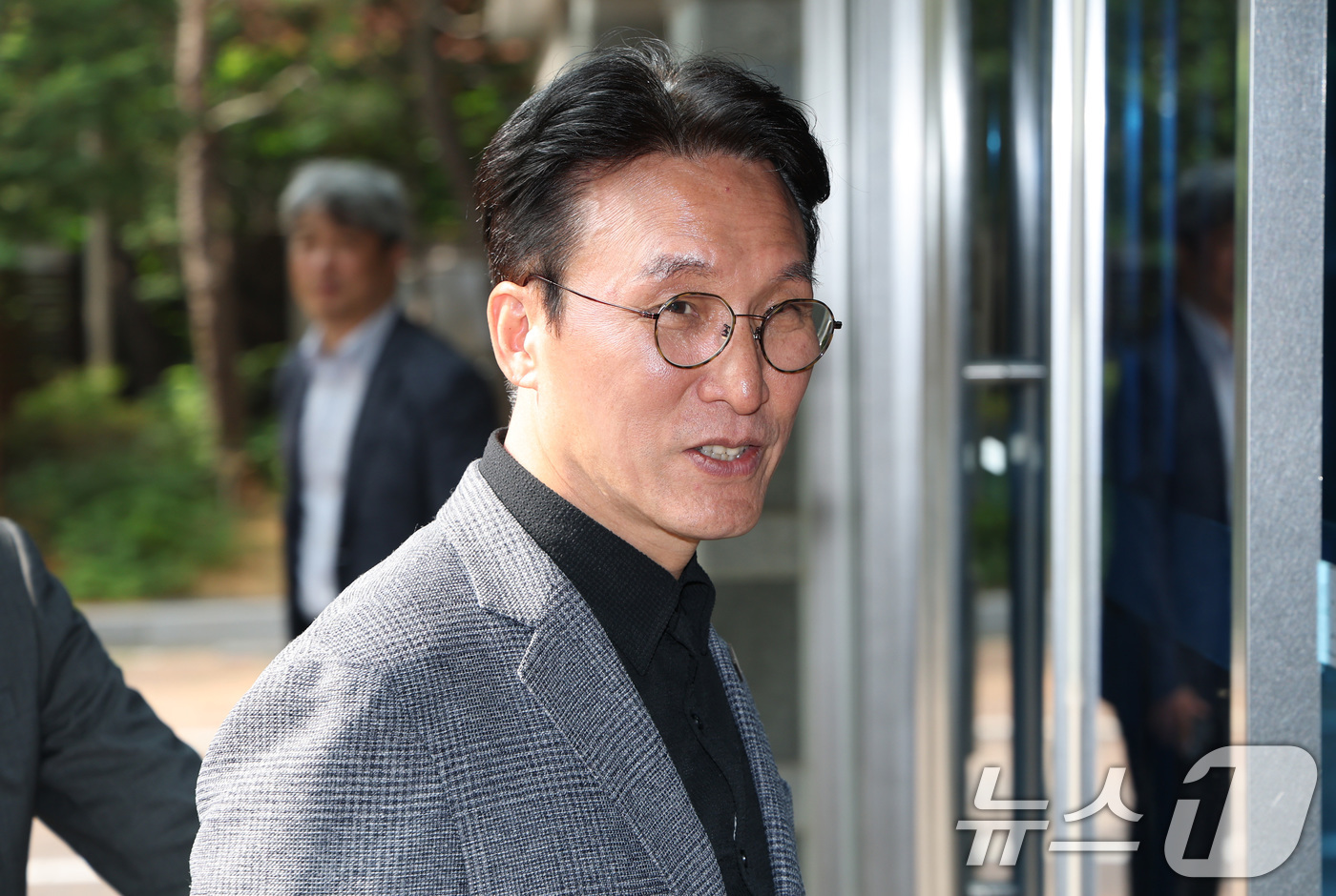 (서울=뉴스1) 임세영 기자 = 김민석 국무총리 후보자가 18일 오전 서울 종로구 통의동 금융감독원 연수원에 마련된 인사청문회 준비 사무실로 출근을 하고 있다. 2025.6.18/ …