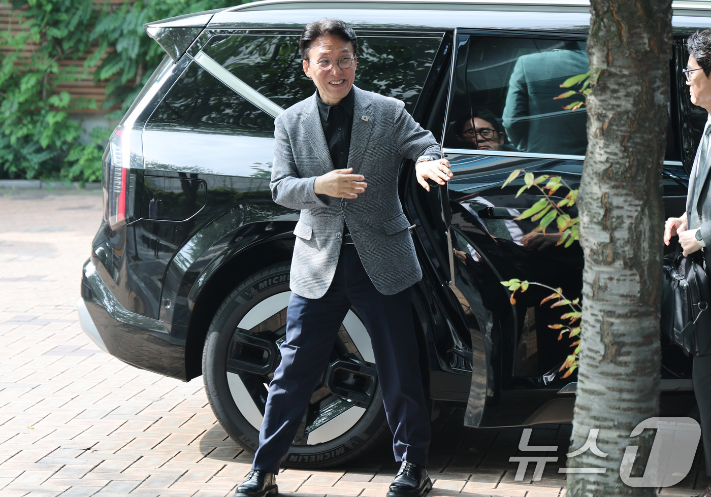 (서울=뉴스1) 임세영 기자 = 김민석 국무총리 후보자가 18일 오전 서울 종로구 통의동 금융감독원 연수원에 마련된 인사청문회 준비 사무실로 출근을 하고 있다. 2025.6.18/ …