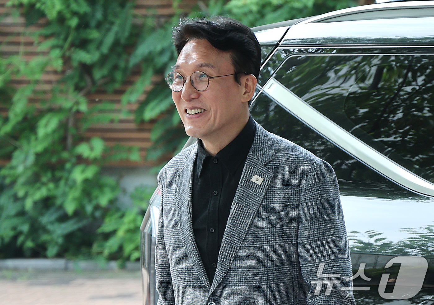 (서울=뉴스1) 임세영 기자 = 김민석 국무총리 후보자가 18일 오전 서울 종로구 통의동 금융감독원 연수원에 마련된 인사청문회 준비 사무실로 출근을 하고 있다. 2025.6.18/ …